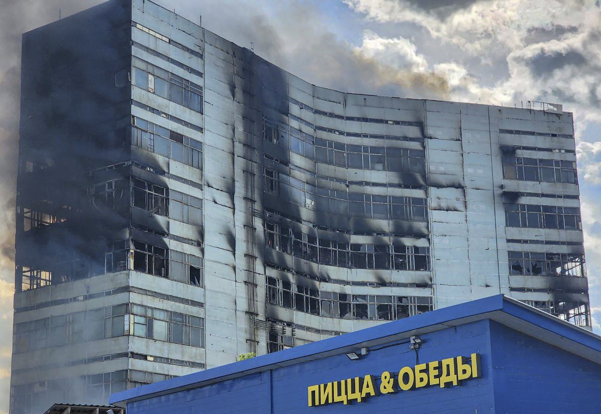 epa11434728 A handout photo made available by the Press-Service of the Governor of the Moscow Region shows smoke rising from a fire burning in an administrative building in Fryazino, Moscow Region, Russia, 24 June 2024. The building of the &#039;Platan&#039; Research Institute caught fire in Fryazino, Moscow Region. According to the Russian Emergencies Ministry, eight people died as a result of the fire.  EPA/GOVERNOR OF MOSCOW REGION PRESS SERVICE HANDOUT -- MANDATORY CREDIT --  HANDOUT EDITORIAL USE ONLY/NO SALES HANDOUT EDITORIAL USE ONLY/NO SALES