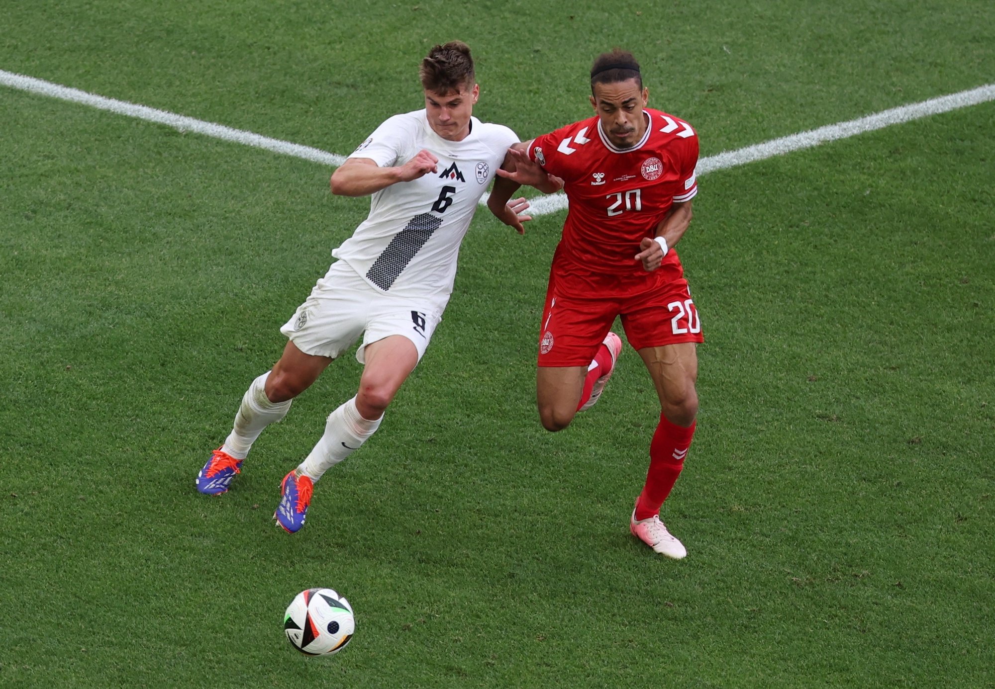 epa11416010 Jaka Bijol (L) of Slovenia and Yussuf Poulsen of Denmark in action during the UEFA EURO 2024 Group C soccer match between Slovenia and Denmark, in Stuttgart, Germany, 16 June 2024.  EPA/MOHAMED MESSARA