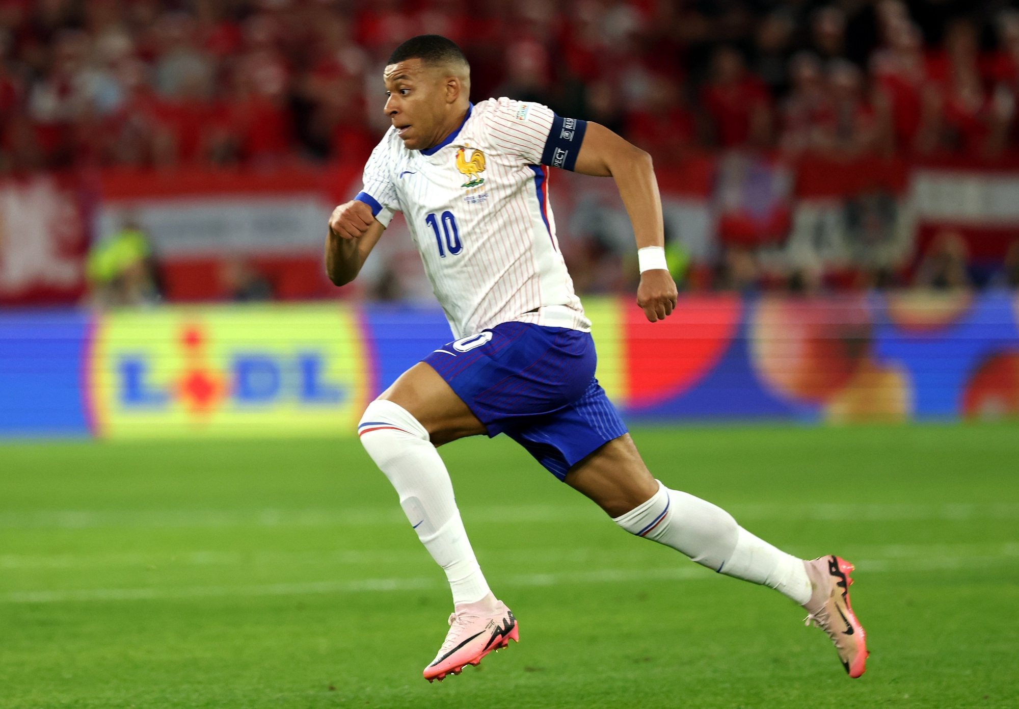 epa11418852 Kylian Mbappe of France in action during the UEFA EURO 2024 group D soccer match between Austria and France, in Dusseldorf, Germany, 17 June 2024.  EPA/FRIEDEMANN VOGEL