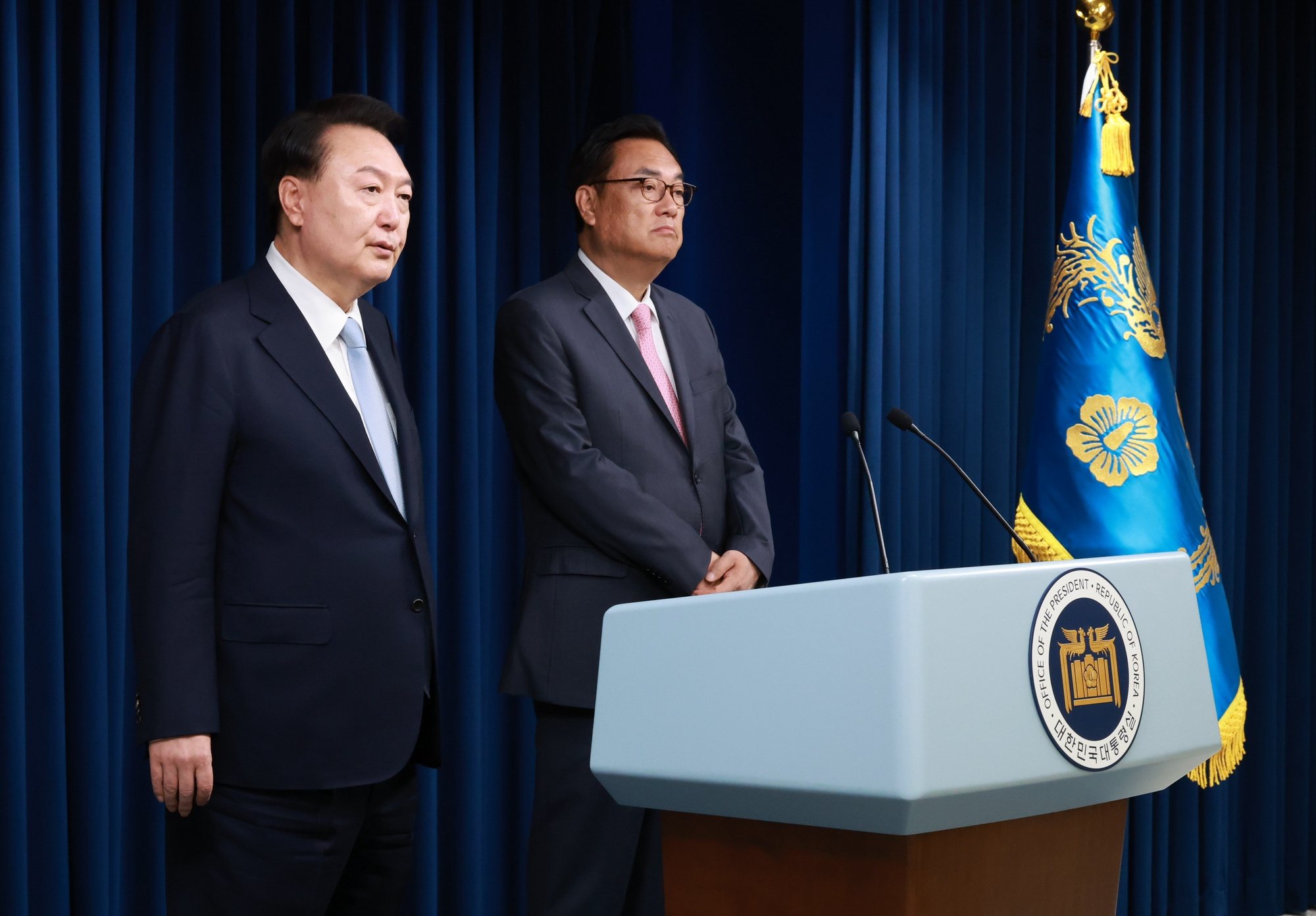 epa11293066 South Korean President Yoon Suk Yeol (L) introduces his new presidential chief of staff, Chung Jin-suk (R), former vice National Assembly speaker, at the presidential office in Seoul, South Korea, on 22 April 2024.  EPA/YONHAP SOUTH KOREA OUT