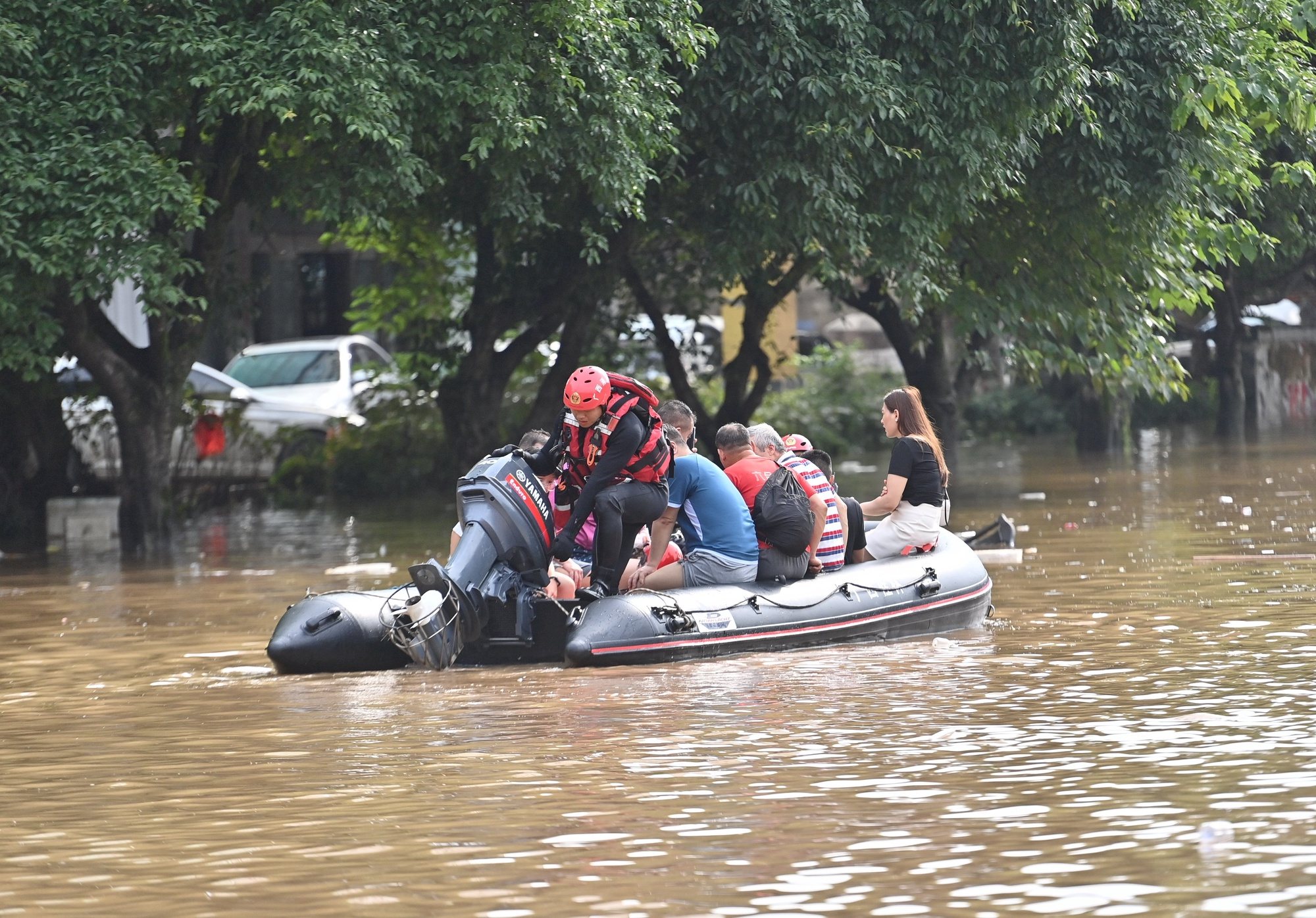 epa11427551 Rescuers help local residents evacuate from a flooded road in Guilin, south China&#039;s Guangxi Zhuang Autonomous Region, 20 June 2024 (issued 21 June 2024). Heavy rainfall has pelted many areas in southern China since 09 June, prompting local authorities to beef up flood control and rescue measures to reduce disaster damage.  EPA/XINHUA / HUANG XIAOBANG CHINA OUT / UK AND IRELAND OUT  /       MANDATORY CREDIT  EDITORIAL USE ONLY  EDITORIAL USE ONLY