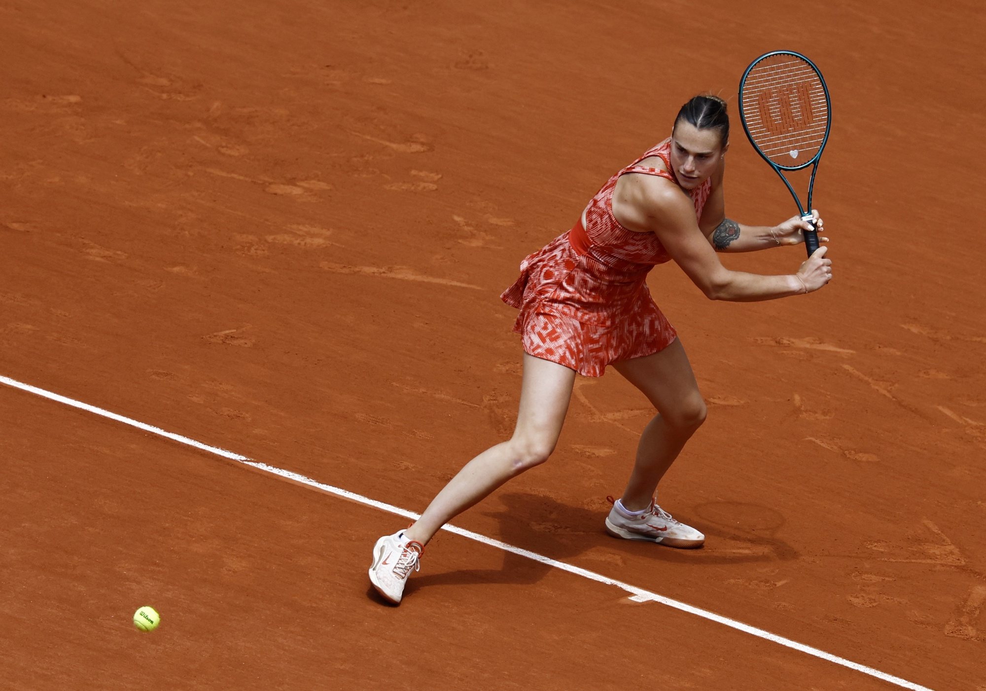 epa11387125 Aryna Sabalenka of Belarus in action during her women&#039;s singles Round of 16 match against Emma Navarro of USA at the French Open Grand Slam tennis tournament at Roland Garros in Paris, France, 03 June 2024.  EPA/MOHAMMED BADRA