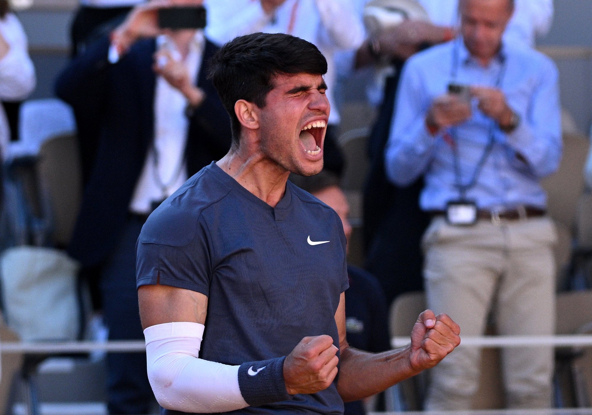 epa11395974 Carlos Alcaraz of Spain celebrates winning his Men’s Singles semi final match against Jannik Sinner of Italy during the French Open Grand Slam tennis tournament at Roland Garros in Paris, France, 07 June 2024.  EPA/CAROLINE BLUMBERG