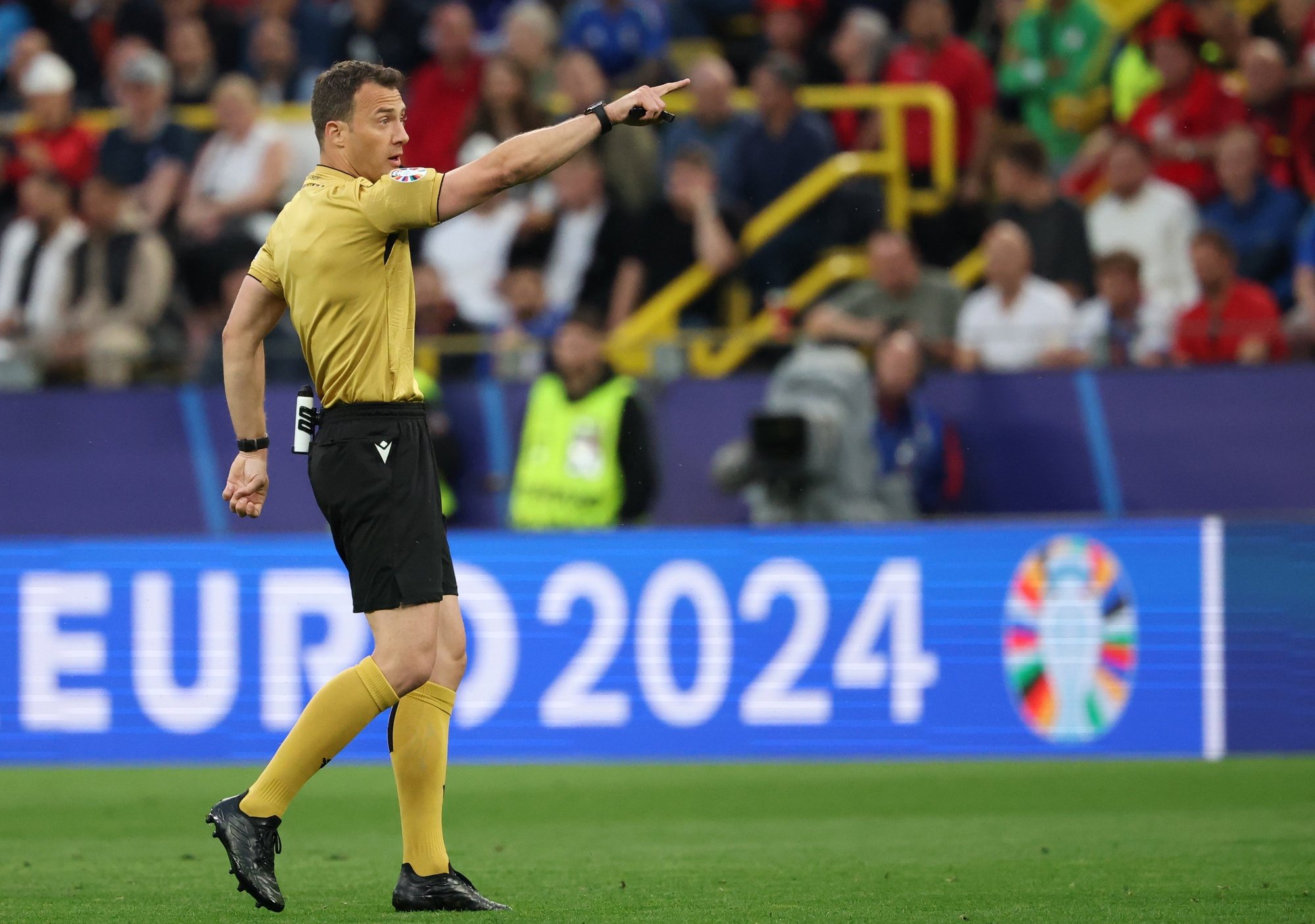 epa11413624 German referee Felix Zwayer reacts during the UEFA EURO 2024 group B soccer match between Italy and Albania, in Dortmund, Germany, 15 June 2024.  EPA/FRIEDEMANN VOGEL