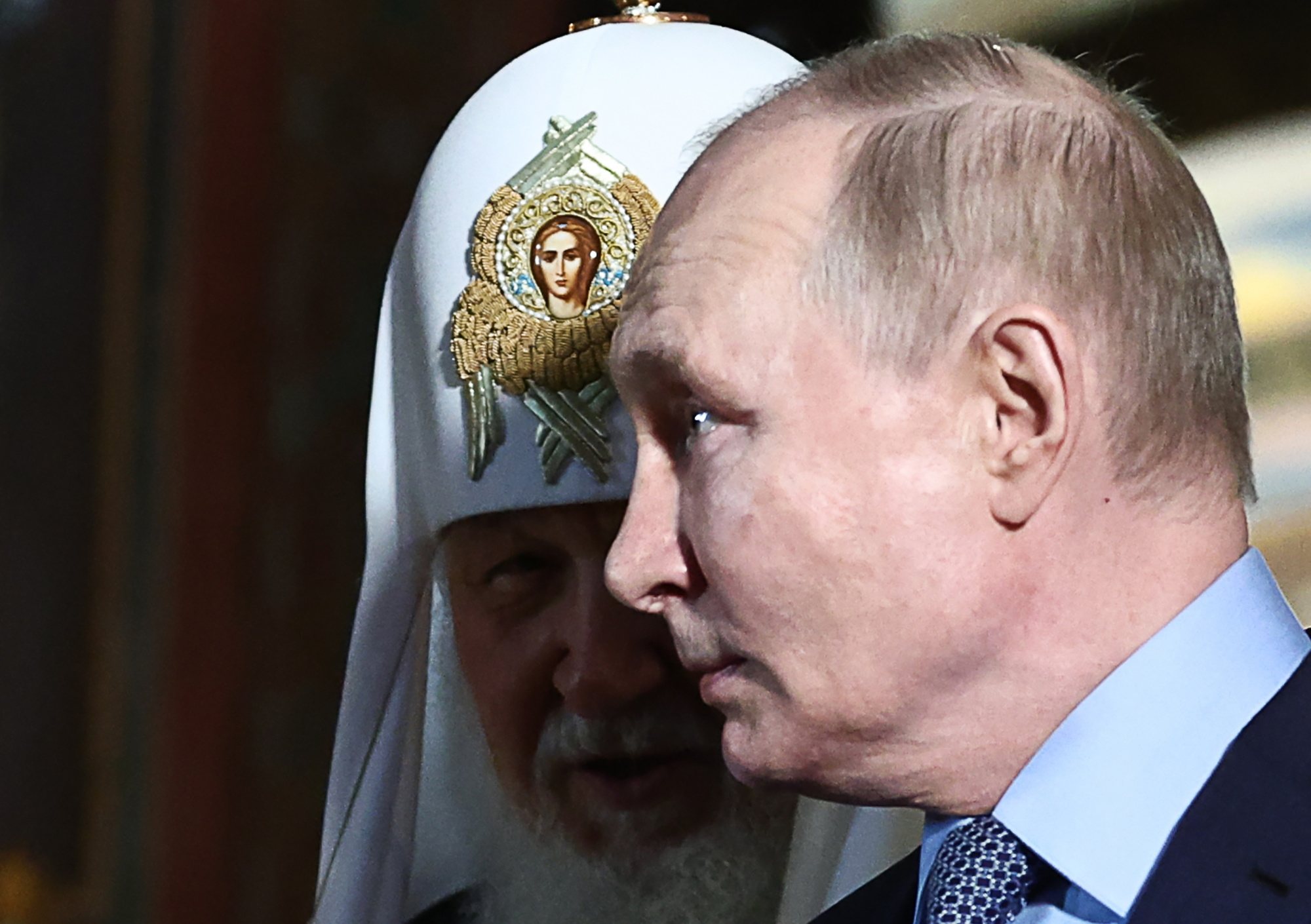 epa11440103 Russian President Vladimir Putin (R), accompanied by Patriarch Kirill of Moscow and All Russia (L), visits the Trinity Cathedral at the Trinity Lavra of St. Sergius in Sergiev Posad, Moscow region, Russia, 26 June 2024.  EPA/MIKHAIL TERESHCHENKO/SPUTNIK/KREMLIN POOL MANDATORY CREDIT