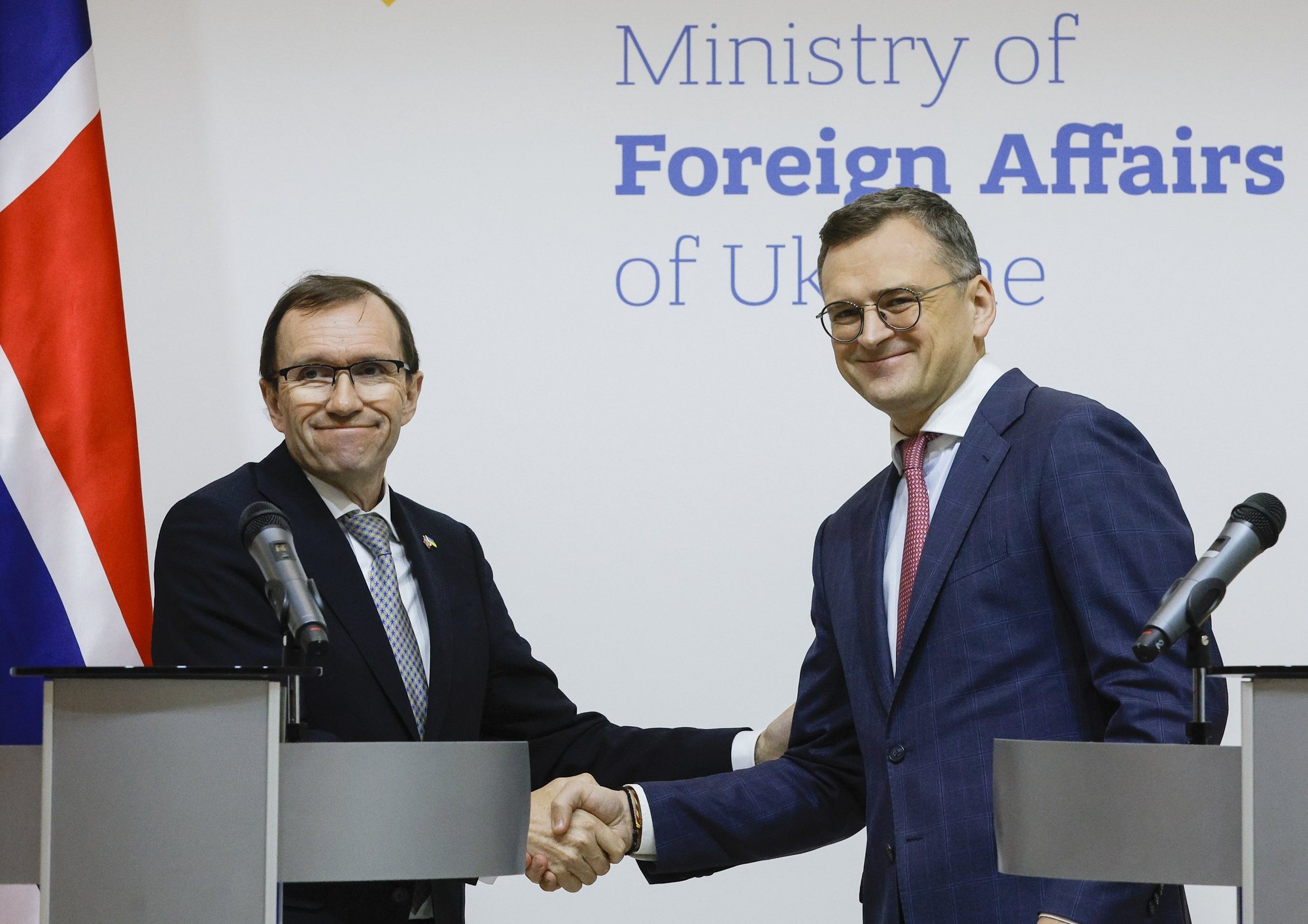 epa11279856 Ukrainian Foreign Minister Dmytro Kuleba (R) shakes hand with Espen Barth Eide (L), Minister of Foreign Affairs of Norway, during a press conference after their meeting in Kyiv, Ukraine, 15 April 2024. Norwegian Foreign Minister Espen Barth Eide arrived in Kyiv to meet with top Ukrainian officials amid the ongoing Russian invasion.  EPA/SERGEY DOLZHENKO