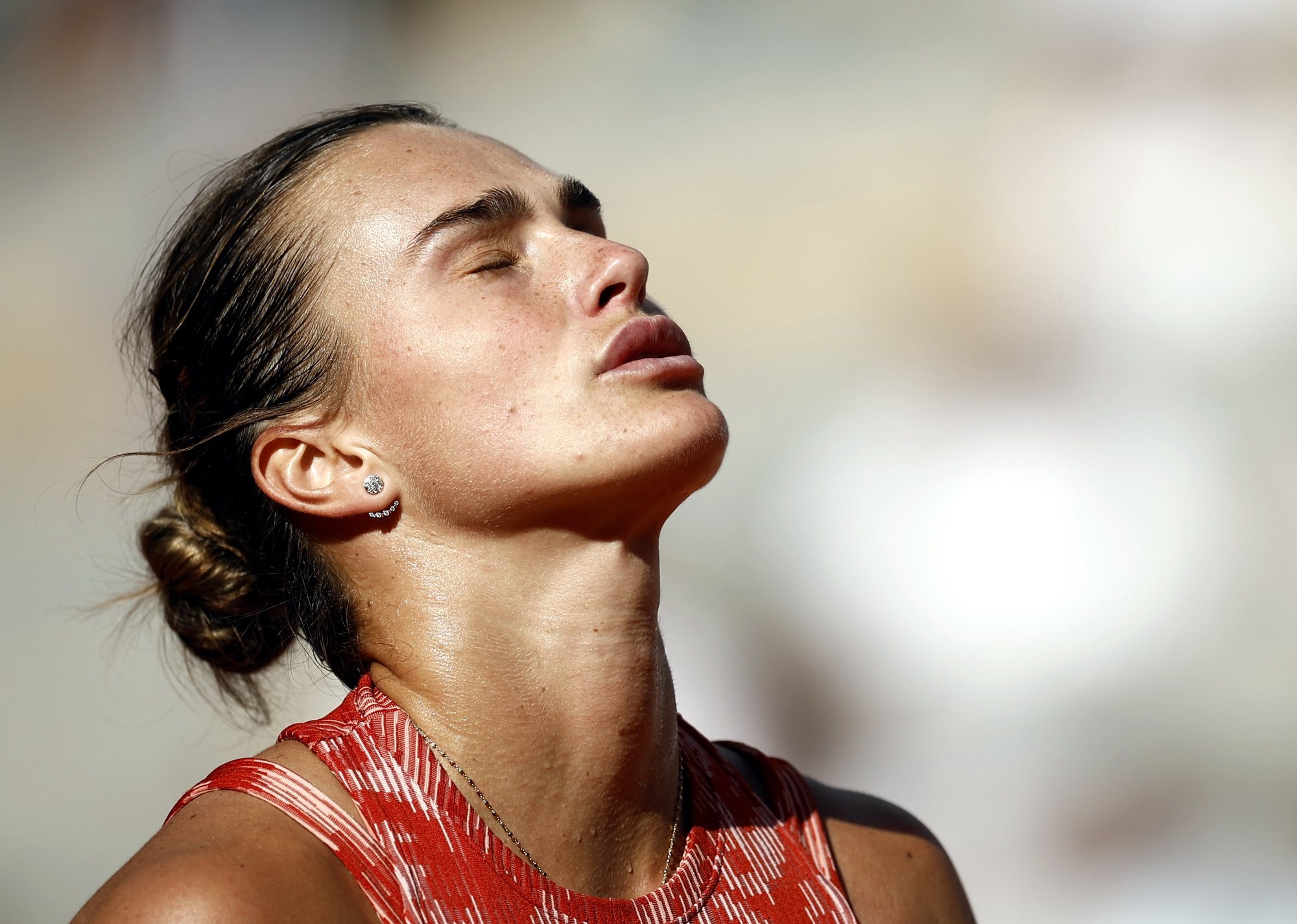 epa11391689 Aryna Sabalenka of Belarus reacts during her Women&#039;s Singles quarterfinal match against Mirra Andreeva of Russia during the French Open Grand Slam tennis tournament at Roland Garros in Paris, France, 05 June 2024.  EPA/YOAN VALAT