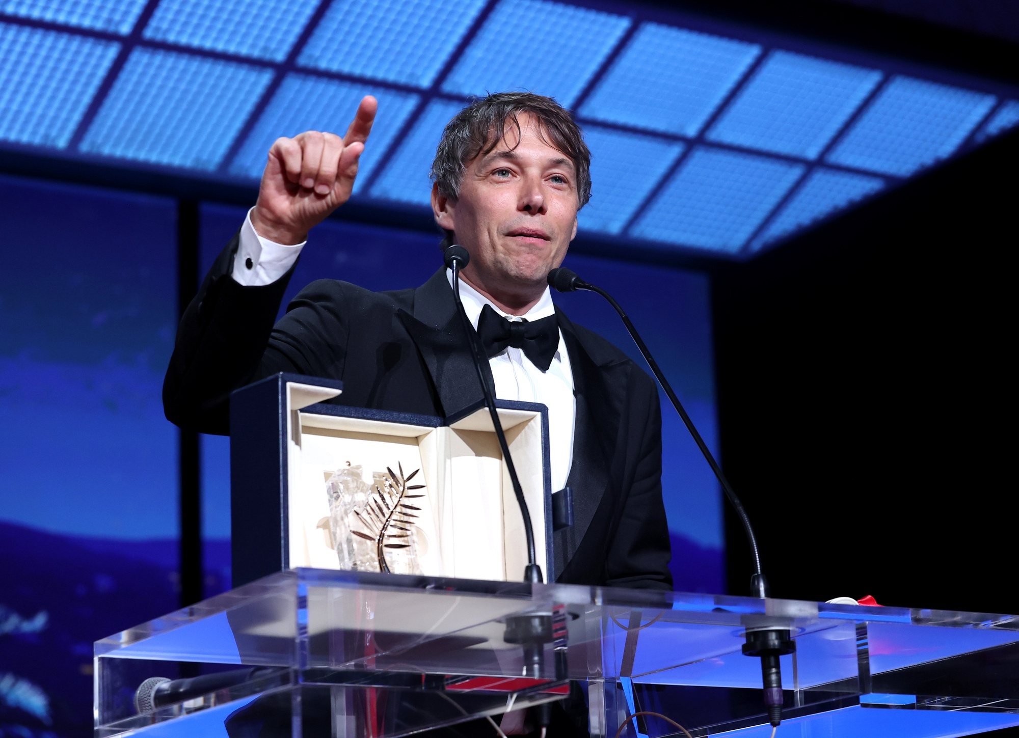 epa11369385 Sean Baker receives the &#039;Palme D&#039;Or&#039; Award for &#039;Anora&#039; presented by George Lucas during the closing and awards ceremony of the 77th annual Cannes Film Festival, in Cannes, France, 25 May 2024. The film festival runs from 14 to 25 May 2024.  EPA/ANDRE PAIN