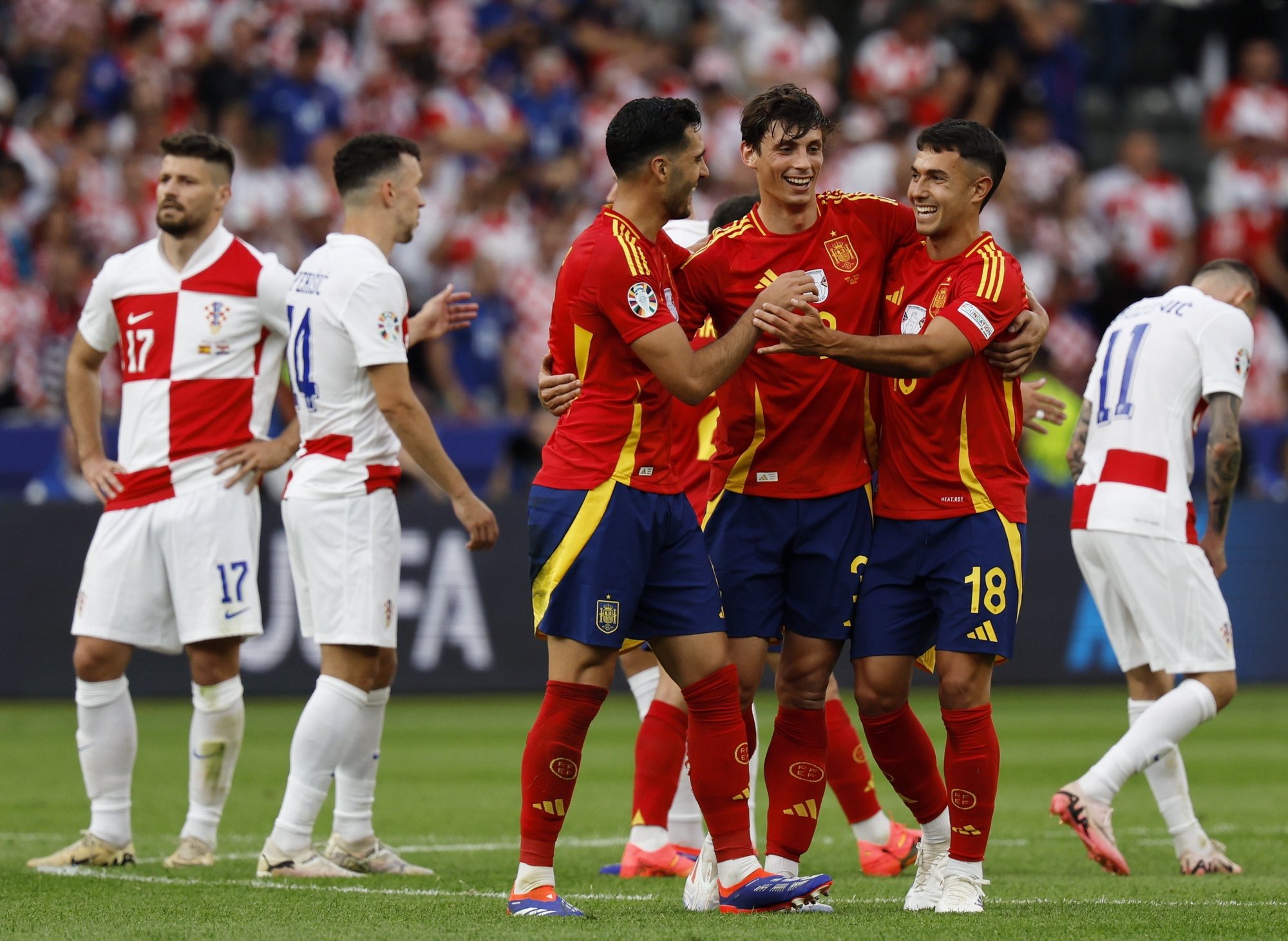 epa11413281 Players of Spain celebrate winning the UEFA EURO 2024 group B match between Spain and Croatia in Berlin, Germany, 15 June 2024.  EPA/ROBERT GHEMENT