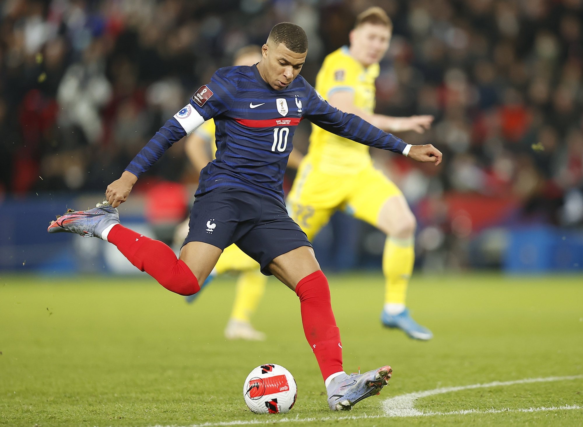 epa09580875 Kylian Mbappe of France in action during the FIFA World Cup 2022 qualification soccer match between France and Kazhakstan at the Parc des Princes stadium in Paris, France, 13 November 2021.  EPA/IAN LANGSDON