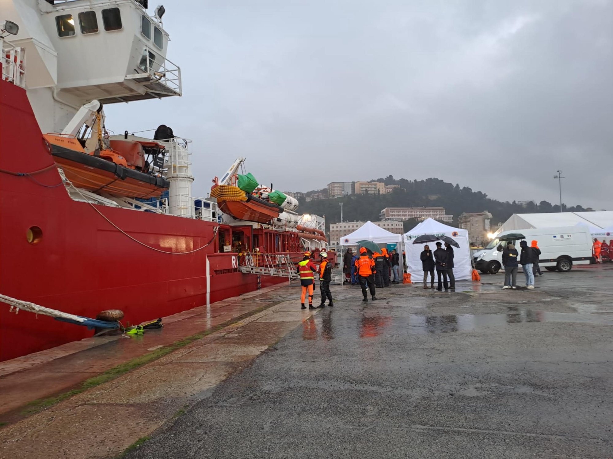 epa11228343 The humanitarian ship Ocean Viking, of the NGO SOS Mediterranee, with on board 336 shipwrecked migrants saved in three different rescues (13 March and 14 March) operations, arrives in Ancona, Italy, 18 March 2024.  EPA/DANIELE CAROTTI