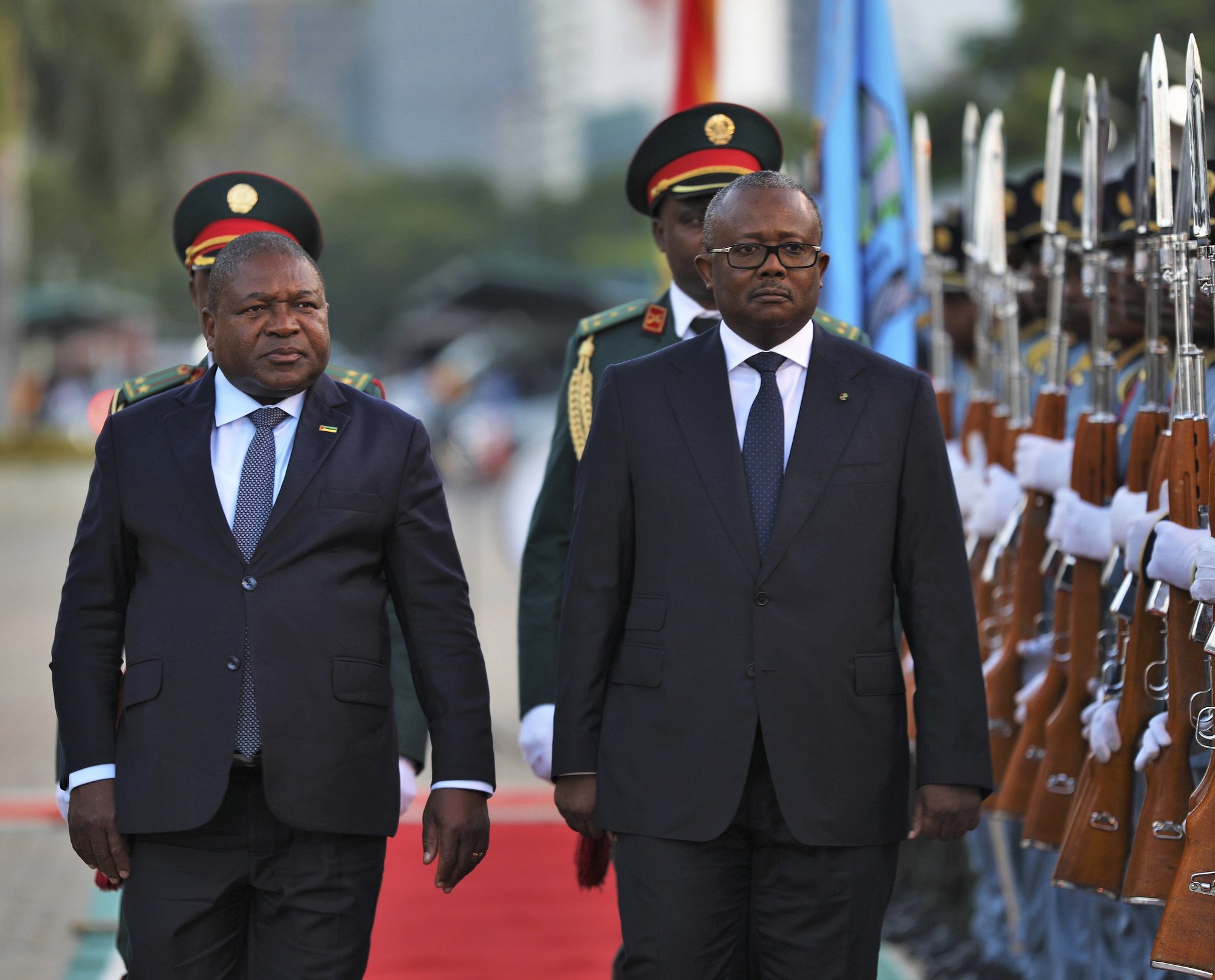Presidente da República de Moçambique, Filipe Nyusi (E), acompanhado pelo seu homólogo da Guiné-Bissau, Umaro Sissoco Embaló, passam revista às forças em parada durante a cerimónia de boas-vindas à chegada ao palácio presidencial, em Maputo, Moçambique, 19 de junho de 2024. O Presidente da Guiné-Bissau, iniciou hoje uma visita de Estado de três dias a Moçambique com a cooperação entre os dois países na agenda. LUÍSA NHANTUMBO/LUSA