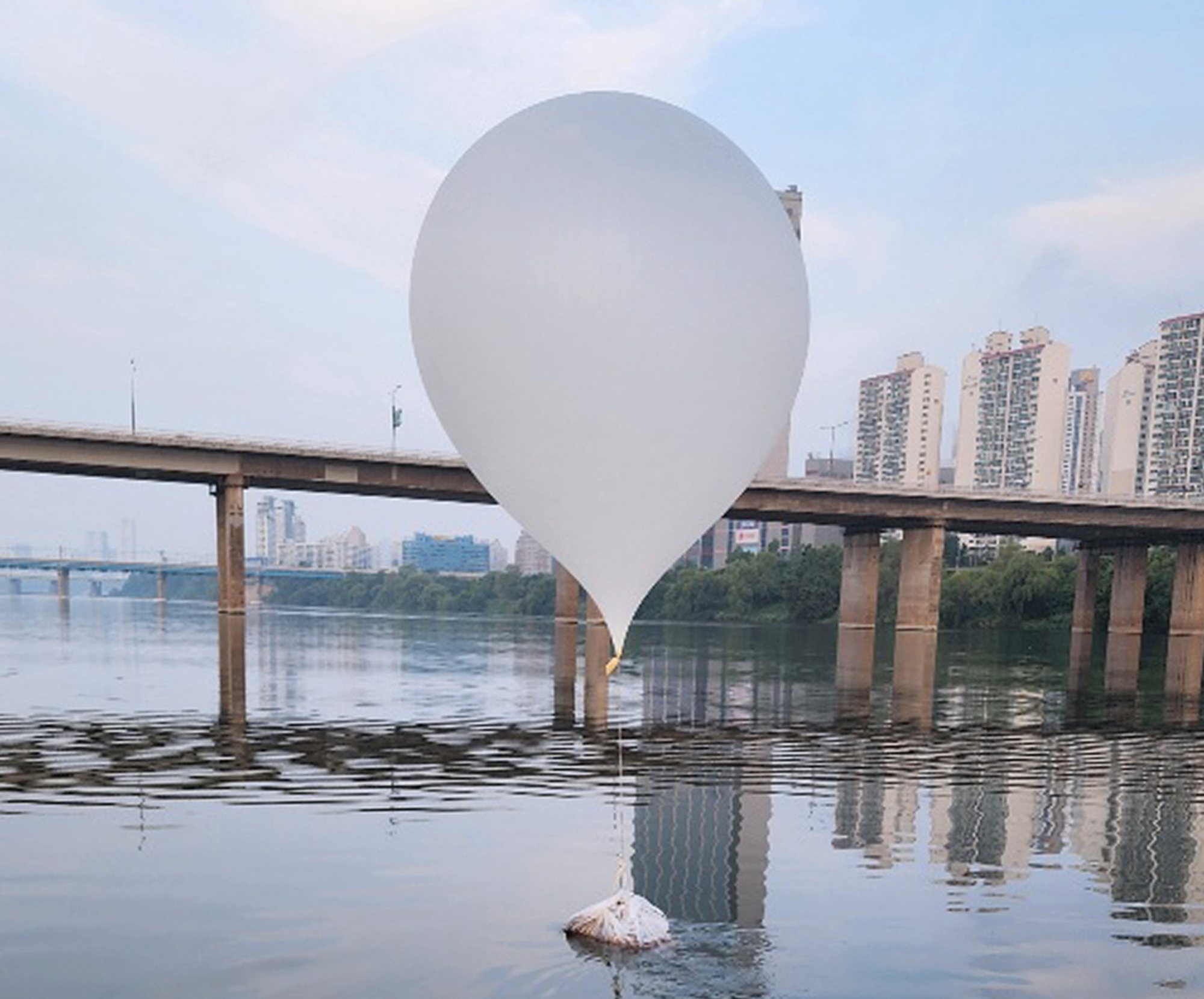 epa11398861 A handout photo made available by South Korean Joint Chiefs of Staff shows a balloon carrying garbage, presumably sent by North Korea, floating on the Han River in Seoul, South Korea, 09 June 2024.  EPA/ROK JCS / HANDOUT SOUTH KOREA OUT HANDOUT EDITORIAL USE ONLY/NO SALES HANDOUT EDITORIAL USE ONLY/NO SALES