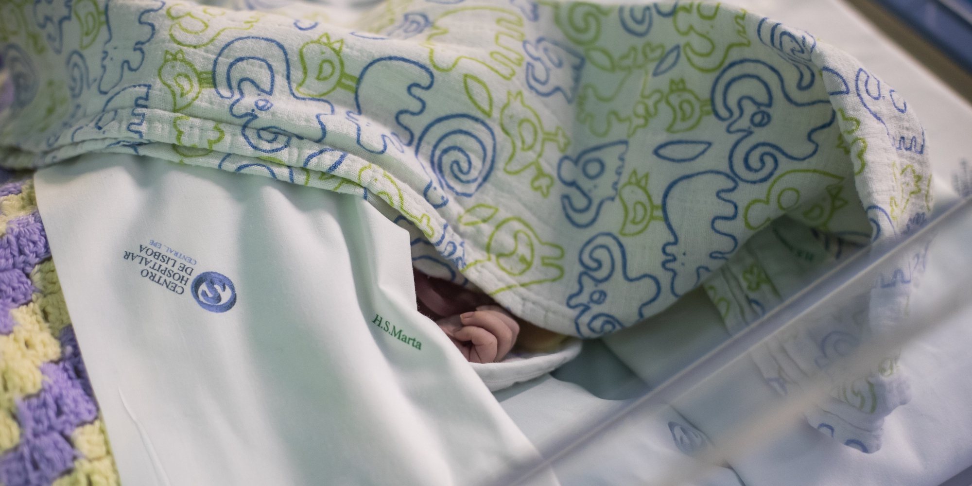 Um bebé internado no serviço de Cardiologia Pediátrica do Hospital de Santa Marta, no âmbito de uma reportagem sobre sequelas da covid-19 em crianças e adultos na unidade hospitalar, em Lisboa, 10 de fevereiro de 2021. (ACOMPANHA TEXTO DA LUSA DO DIA 13 DE FEVEREIRO DE 2021). JOSÉ SENA GOULÃO/LUSA