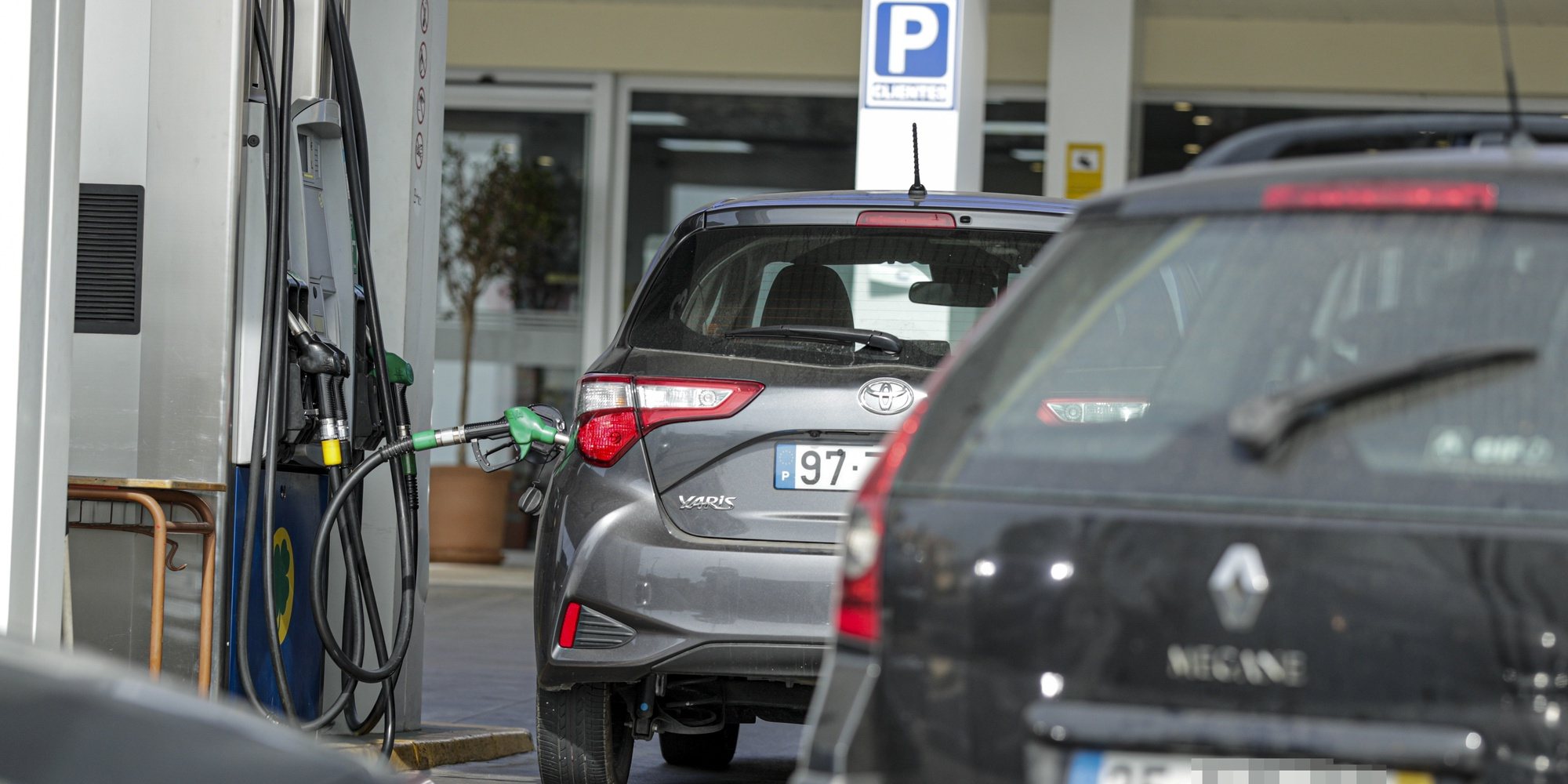 Automobilistas portugueses abastecem em Espanha para fugir aos preços altos dos combustíveis em Portugal e vão abastecer a Espanha, onde a diferença pode chegar aos 36 cêntimos por litro, em Ayamonte, Espanha, 17 de outubro de 2021. (ACOMPANHA TEXTO). LUÍS FORRA/LUSA