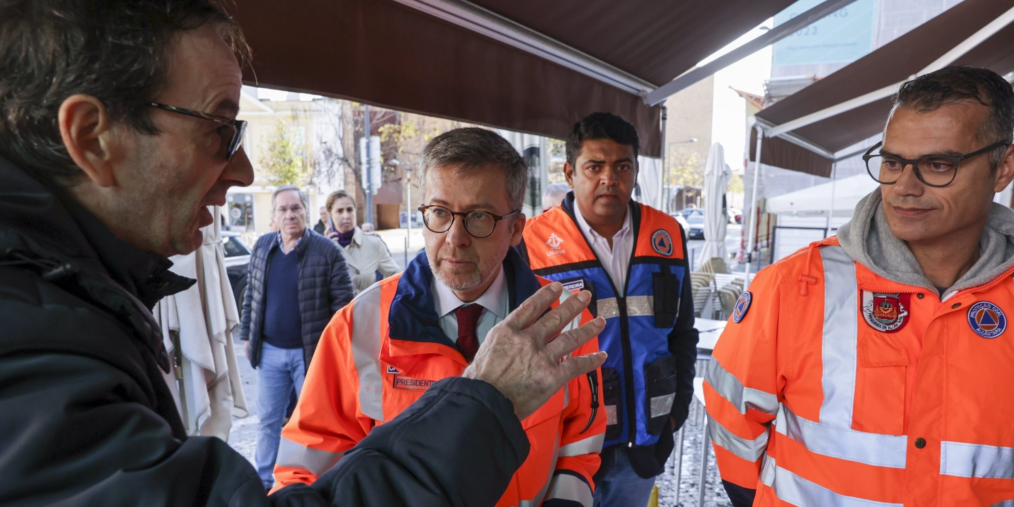 O presidente da Camâra Municipal de Lisboa, Carlos Moedas, durante a visita à zona de Alcântara  após as inundações da última noite na zona de Lisboa,  08 dezembro 2022.   MANUEL DE ALMEIDA/LUSA