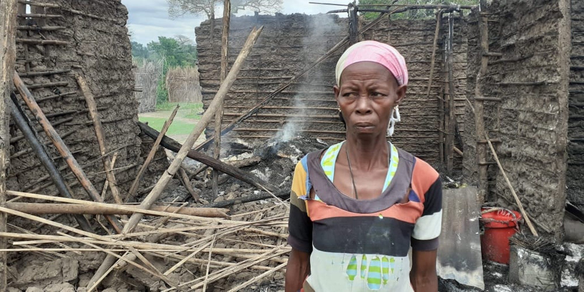 Depois de fugirem das aldeias sob ataque, os habitantes encontraram as suas casas em cinzas