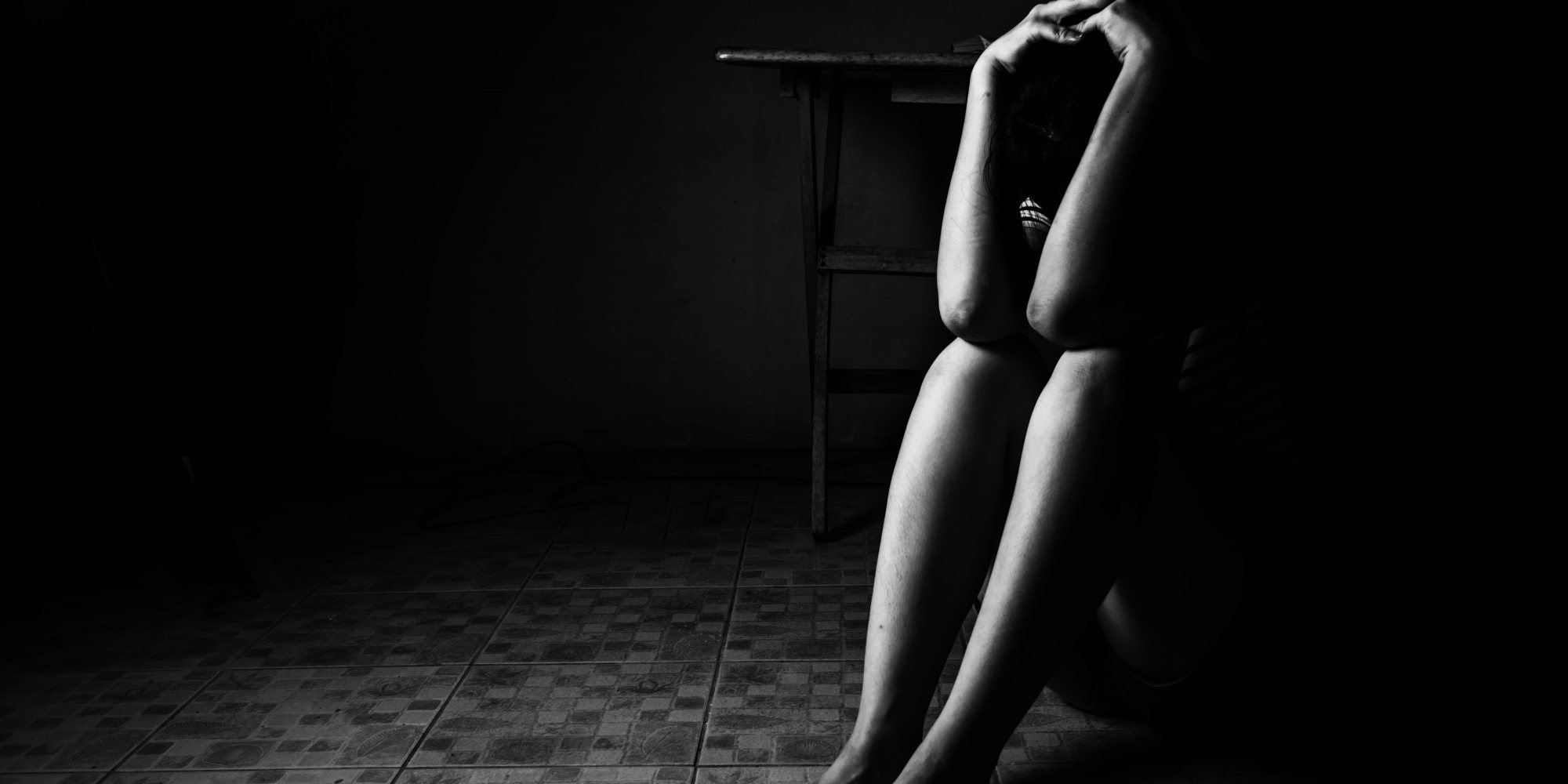 Violação. Mulher sozinha em desespero