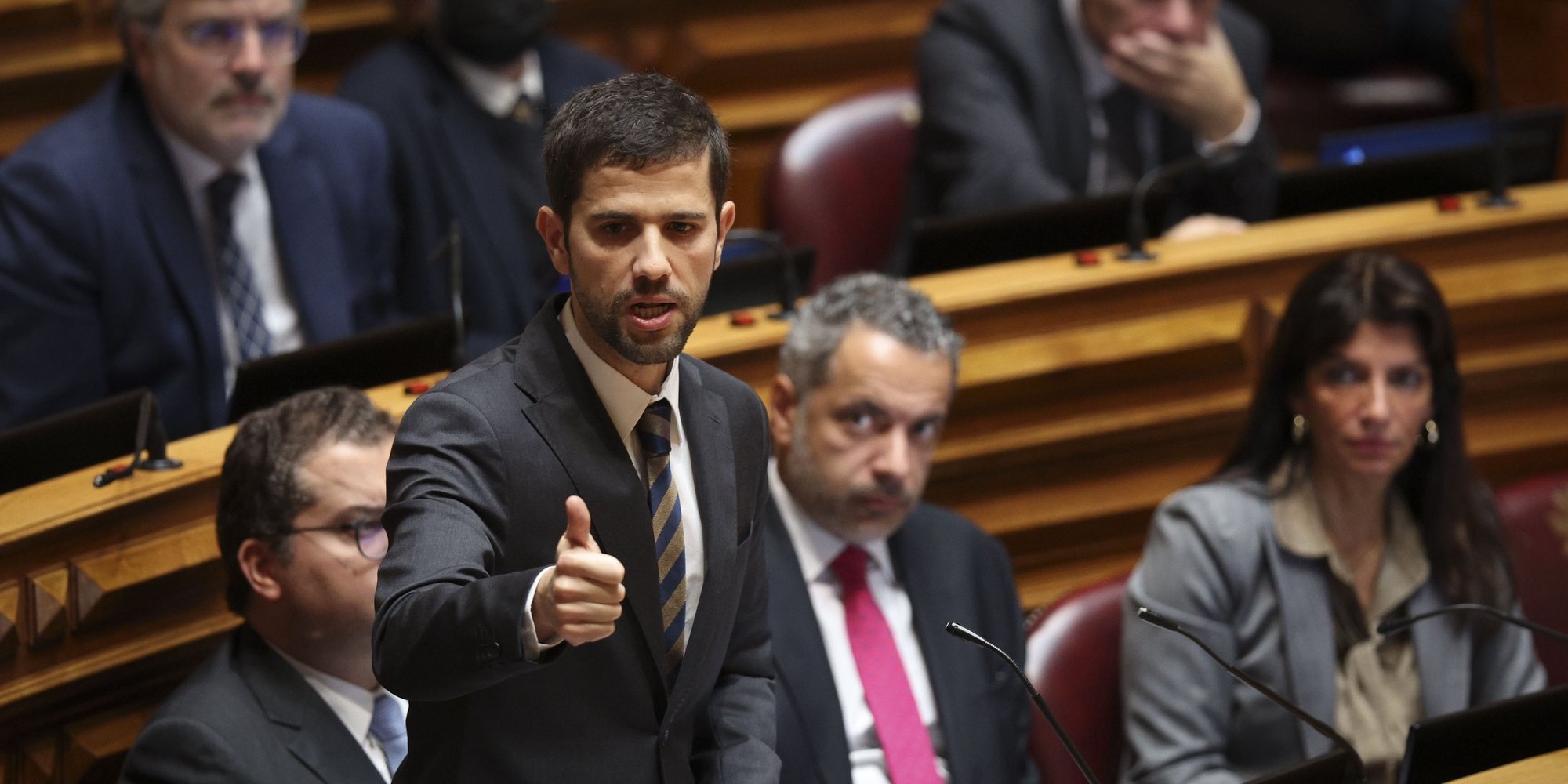 O deputado do Partido Social Democrata (PSD) Hugo Carneiro intervém na sessão plenária para a discussão na especialidade do orçamento, na Assembleia da República, em Lisboa, 21 de novembro de 2022.  ANDRÉ KOSTERS/LUSA
