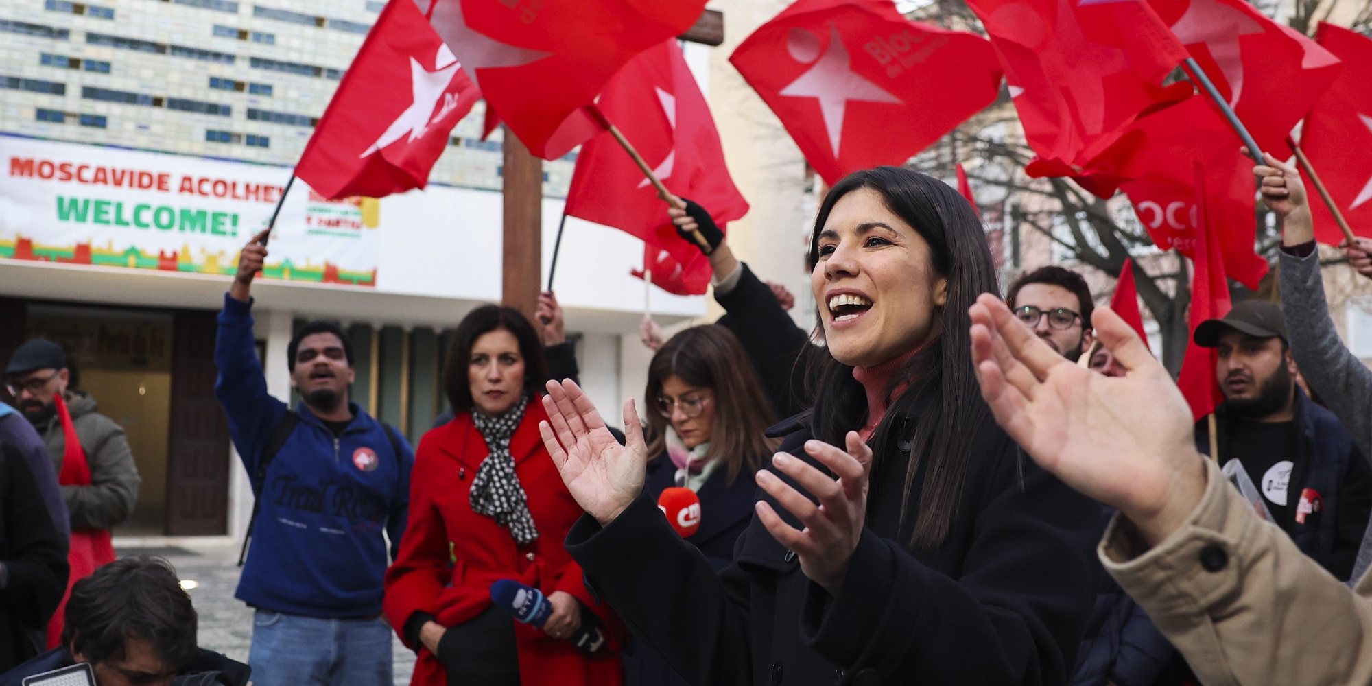 A coordenadora do Bloco de Esquerda, Mariana Mortágua, durante uma arruada de campanha para as eleições legislativas de 10 de março em Loures, 28 de fevereiro de 2024.  MANUEL DE ALMEIDA/LUSA