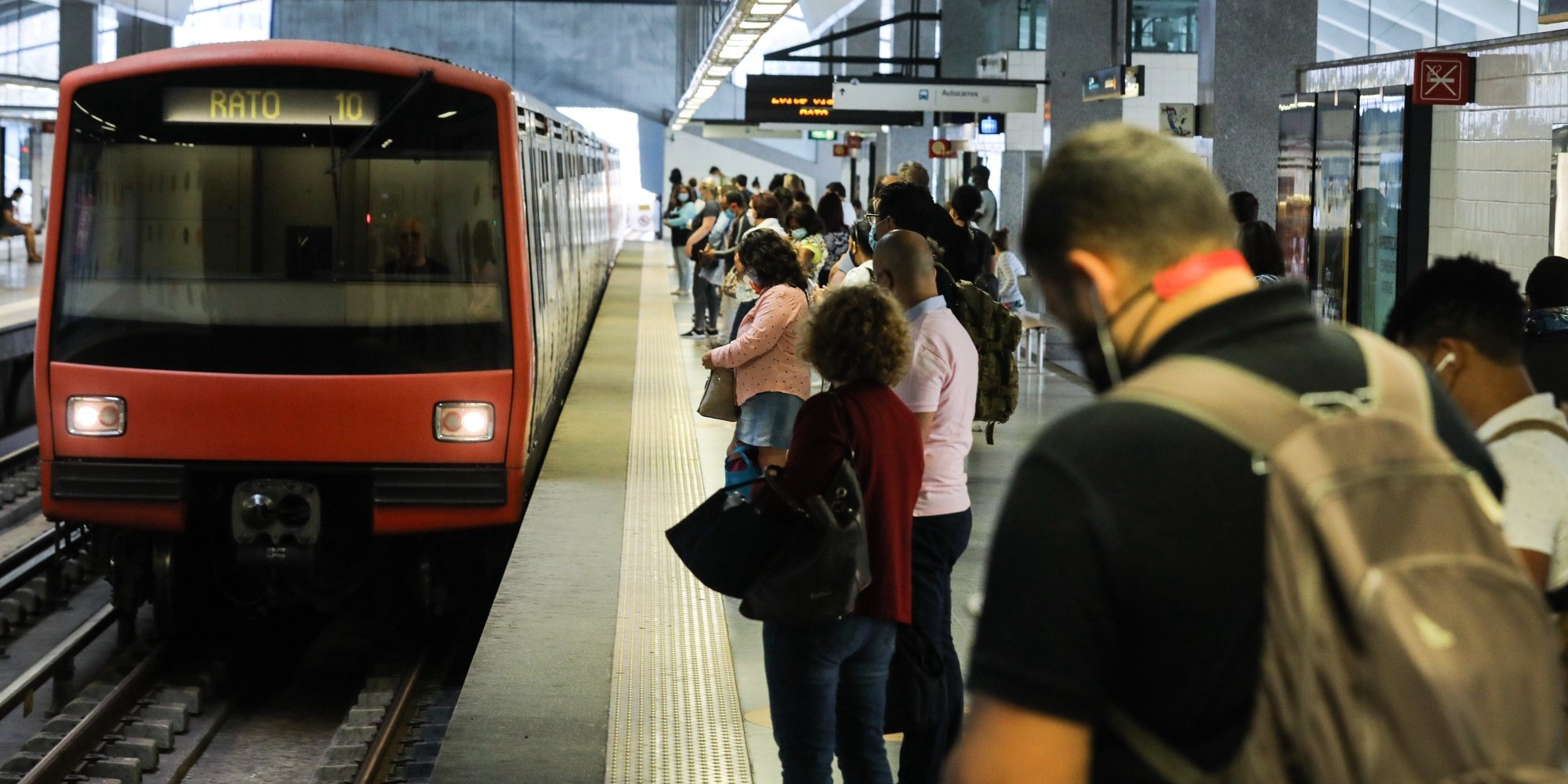 Utentes aguardam o metro na Estação de Metro do Senhor Roubado, no dia em que a área Metropolitana de Lisboa (AML) vê reforçada a oferta de transportes públicos, sobretudo de autocarros, permitindo que a capacidade fique a 90% da que existia no mesmo período do ano passado, em Odivelas, 01 de julho de 2020. MIGUEL A. LOPES/LUSA