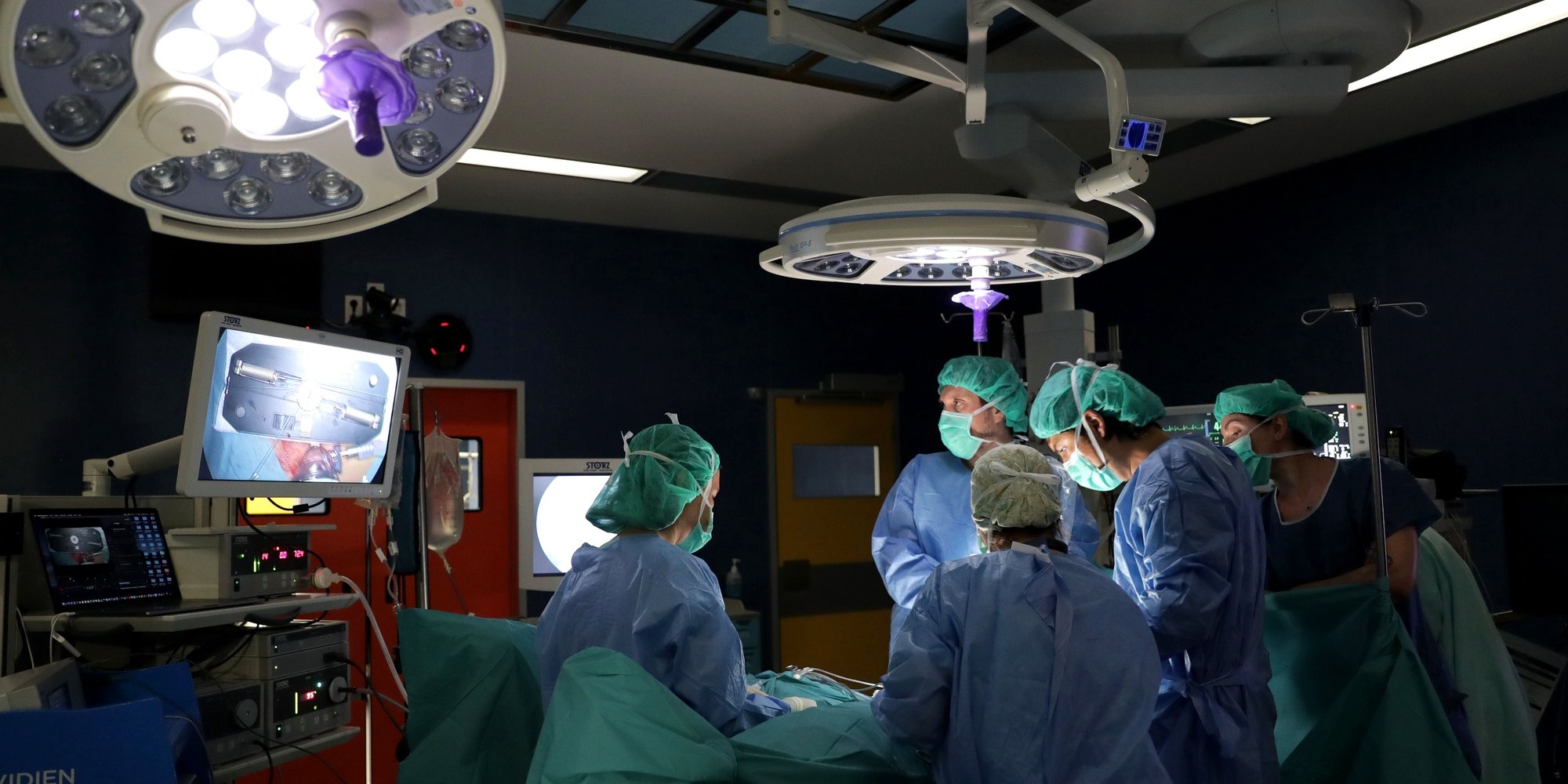A equipa liderada pelo cirurgião Hélder Ferreira realiza uma cirurgia &quot;inovadora&quot; e minimamente invasiva no tratamento de malformações uterinas e vaginais que afeta uma em cada 4.500 jovens mulheres, no Centro Materno Infantil do Norte, no Porto, 15 de julho de 2019. (ACOMPANHA TEXTO DE 17/07/2019)  ESTELA SILVA/LUSA