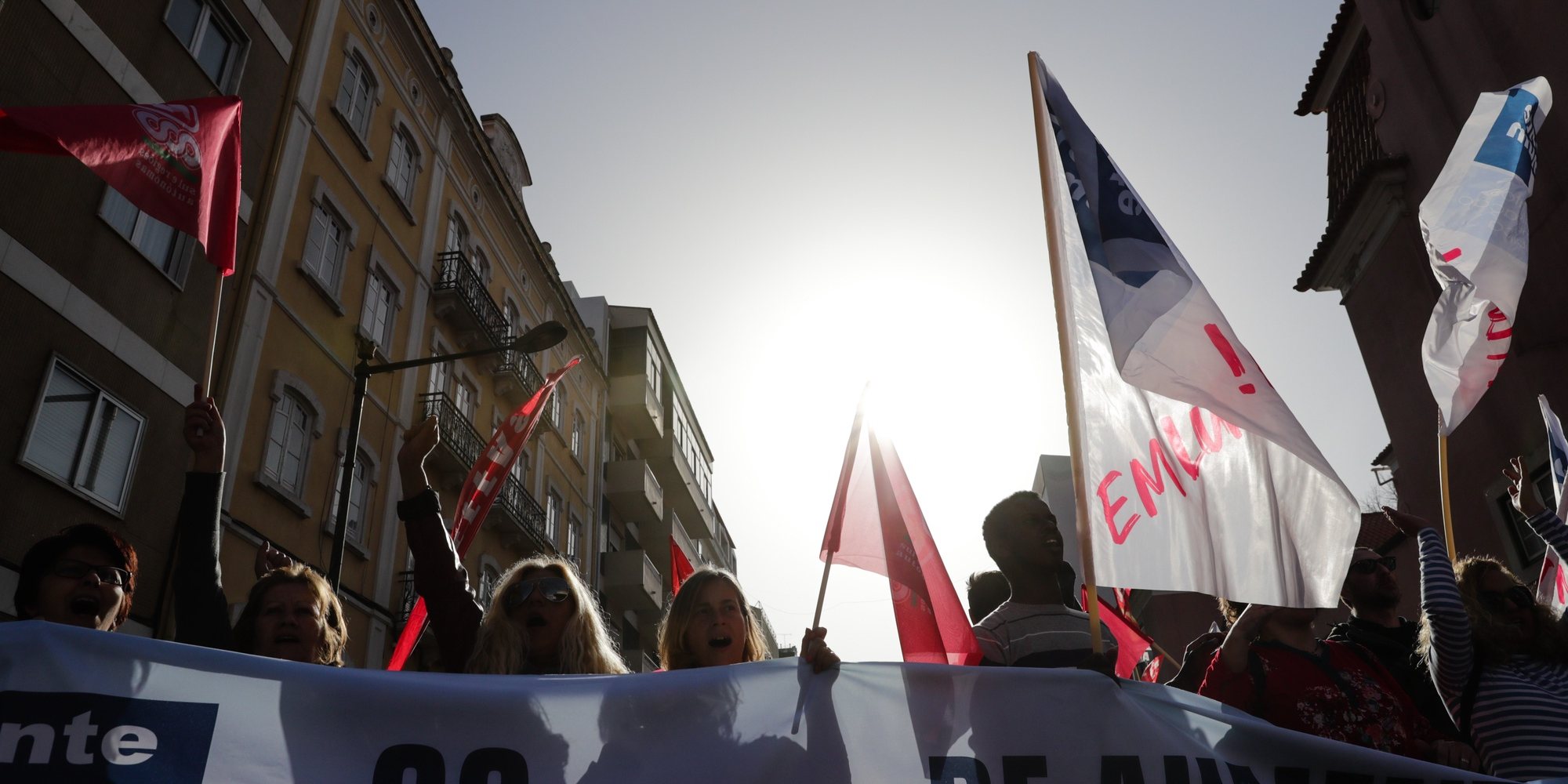 Delegados sindicais da Frente Comum gritam palavras de ordem durante o plenário onde foi anunciado uma greve geral da função pública em frente à residência oficial de São Bento em Lisboa, 28 de fevereiro de 2020. TIAGO PETINGA/LUSA