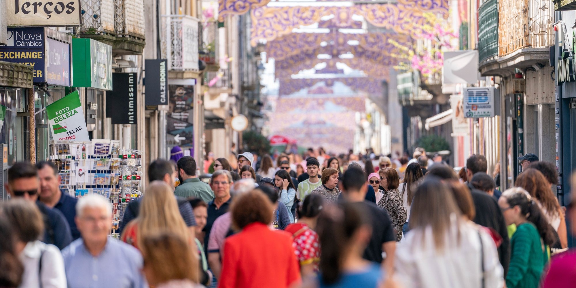 Várias pessoas passeiam na rua durante a Semana Santa em Braga, 06 de abril de 2023. HUGO DELGADO/LUSA