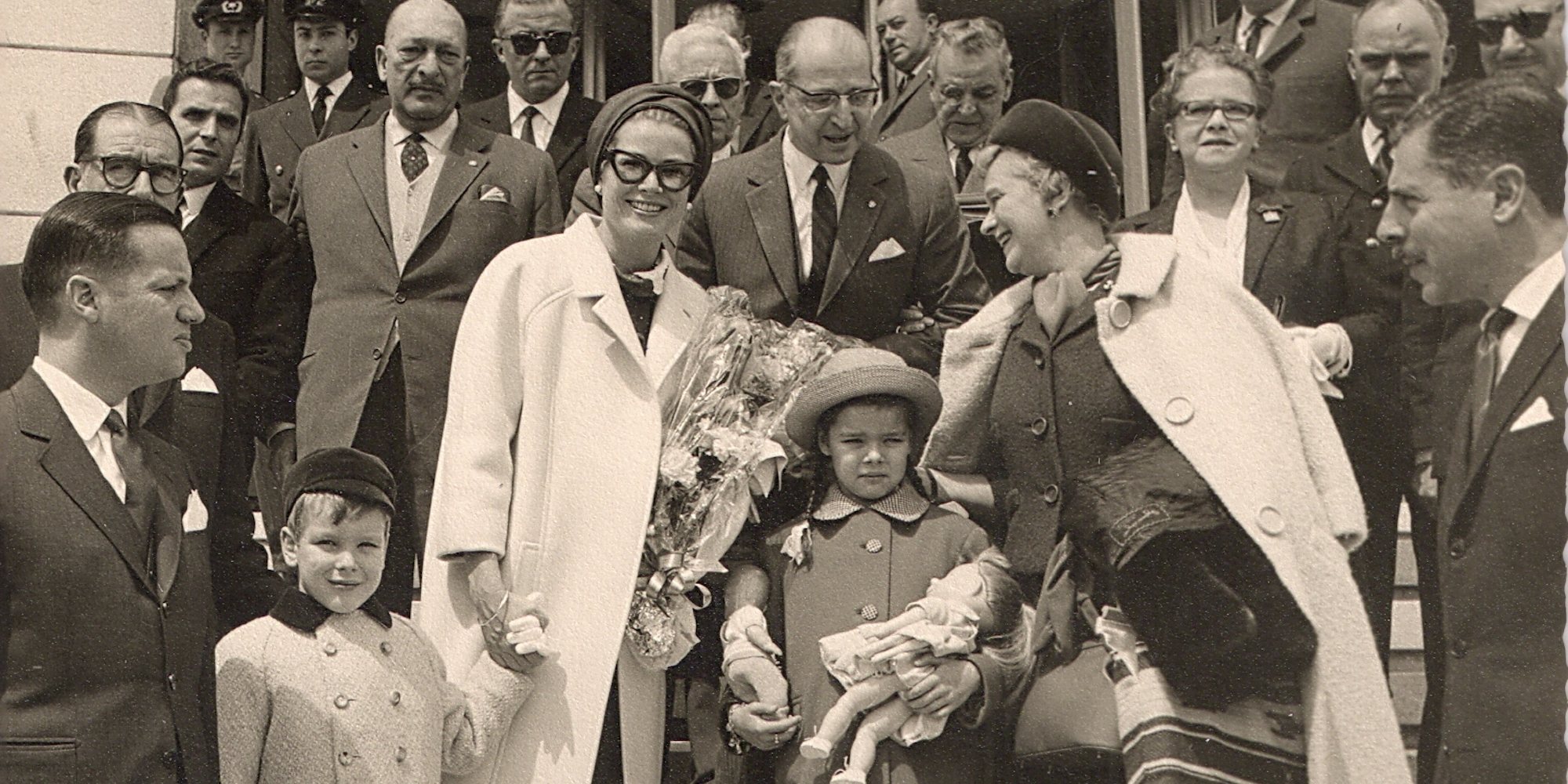 A princesa Grace do Mónaco com os filhos, os príncipes Alberto e Carolina, e com a mãe, Barbara Kelly, à chegada ao aeroporto de Lisboa, no dia 10 de abril de 1964