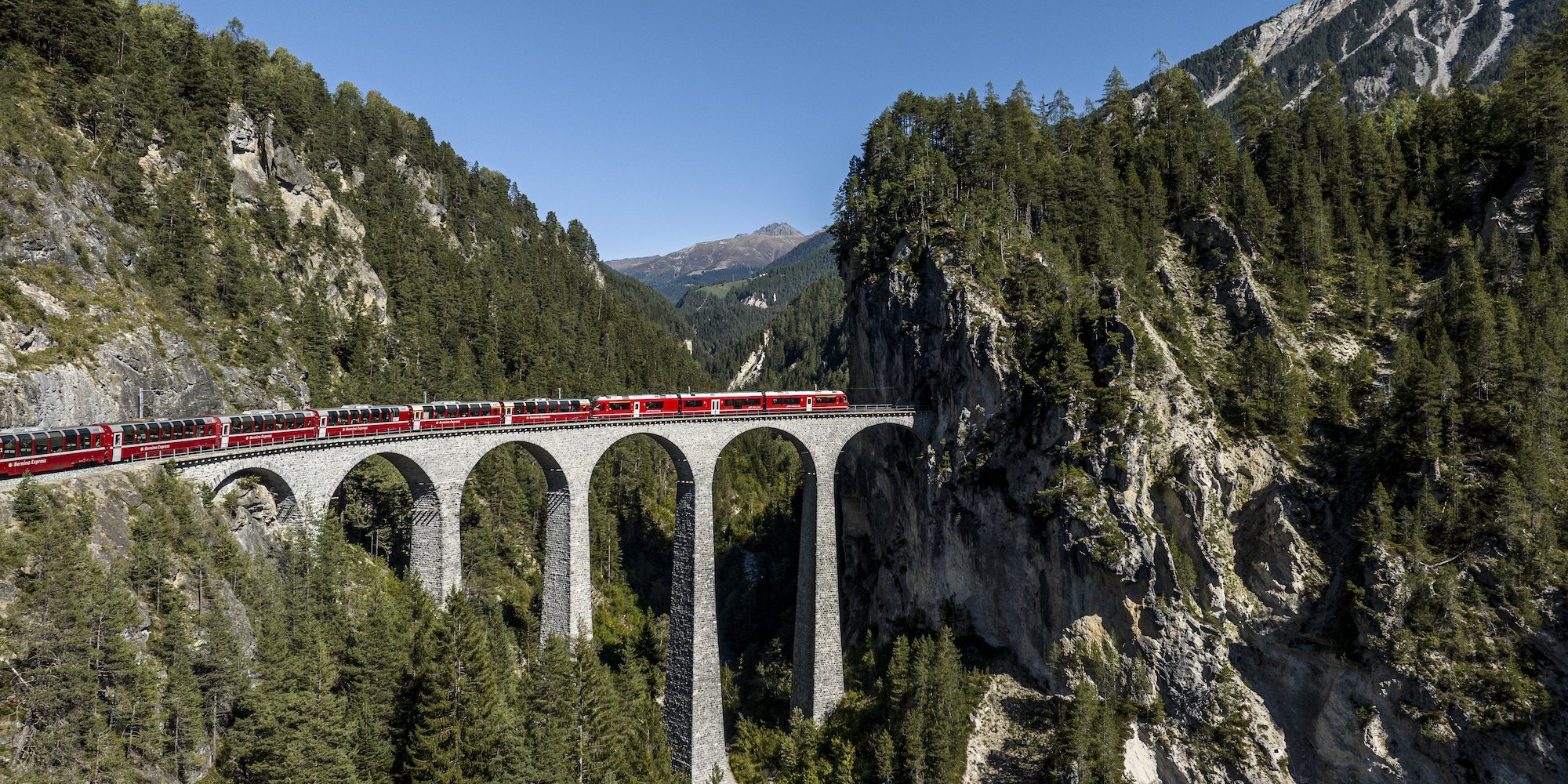 O Bernina Express, na Suiça, promete uma viagem &quot;dos glaciares às palmeiras&quot;. Com muitas paisagens para apreciar pelo caminho