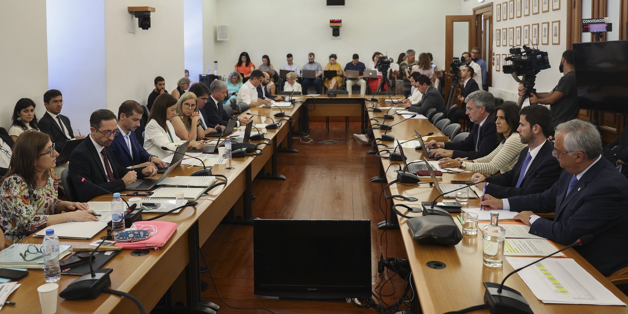 A relatora da comissão de inquérito à TAP e deputada do Partido Socialista (PS), Ana Paula Bernardo (E), intervém durante a sessão para apreciação e votação do relatório da CPI-TAP, na Assembleia da República, em Lisboa, 13 de julho 2023. ANTÓNIO COTRIM/LUSA