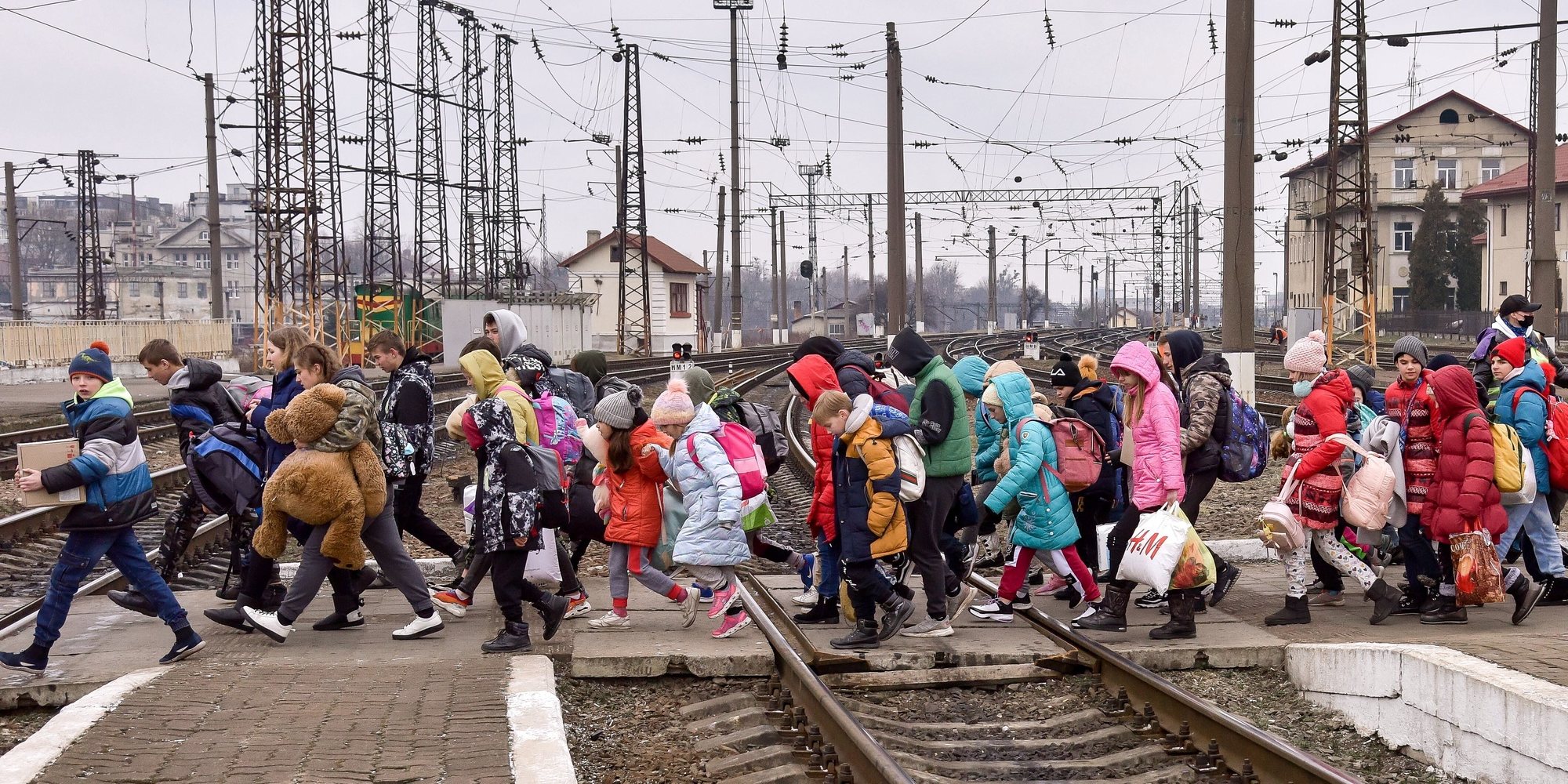 Crianças retiradas de um orfanato em Lviv, na Ucrânia. 7 de março de 2021