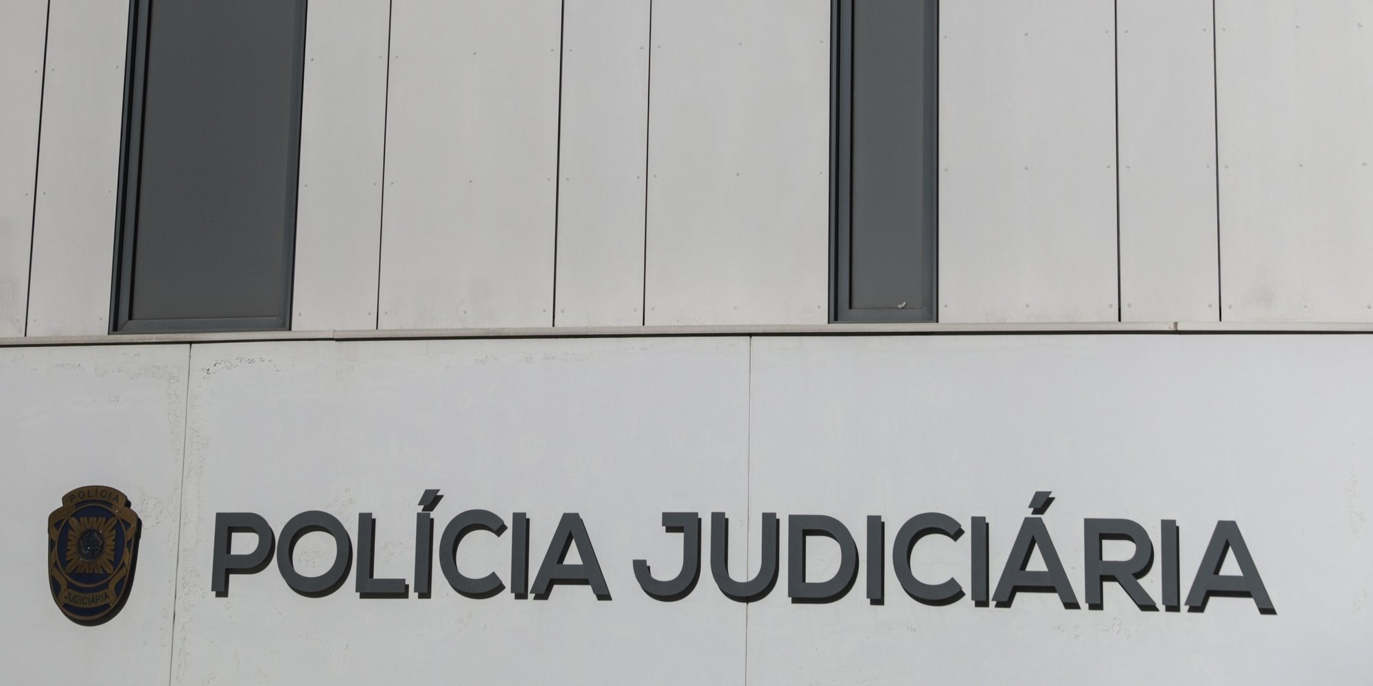 Logotipo com escudo no edificio sede da Policia Judiciária em Lisboa, 17 de agosto de 2022. TIAGO PETINGA/LUSA