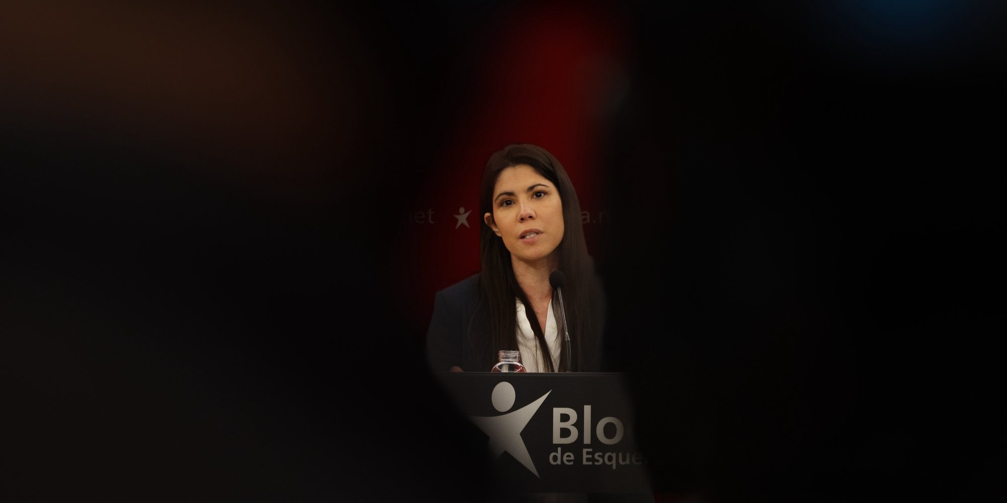 A deputada do Bloco de Esquerda (BE), Mariana Mortágua, durante uma conferência de imprensa onde anunciou a sua candidatura à liderança do partido, na sede do BE, Lisboa, 27 de fevereiro de 2023. TIAGO PETINGA/LUSA