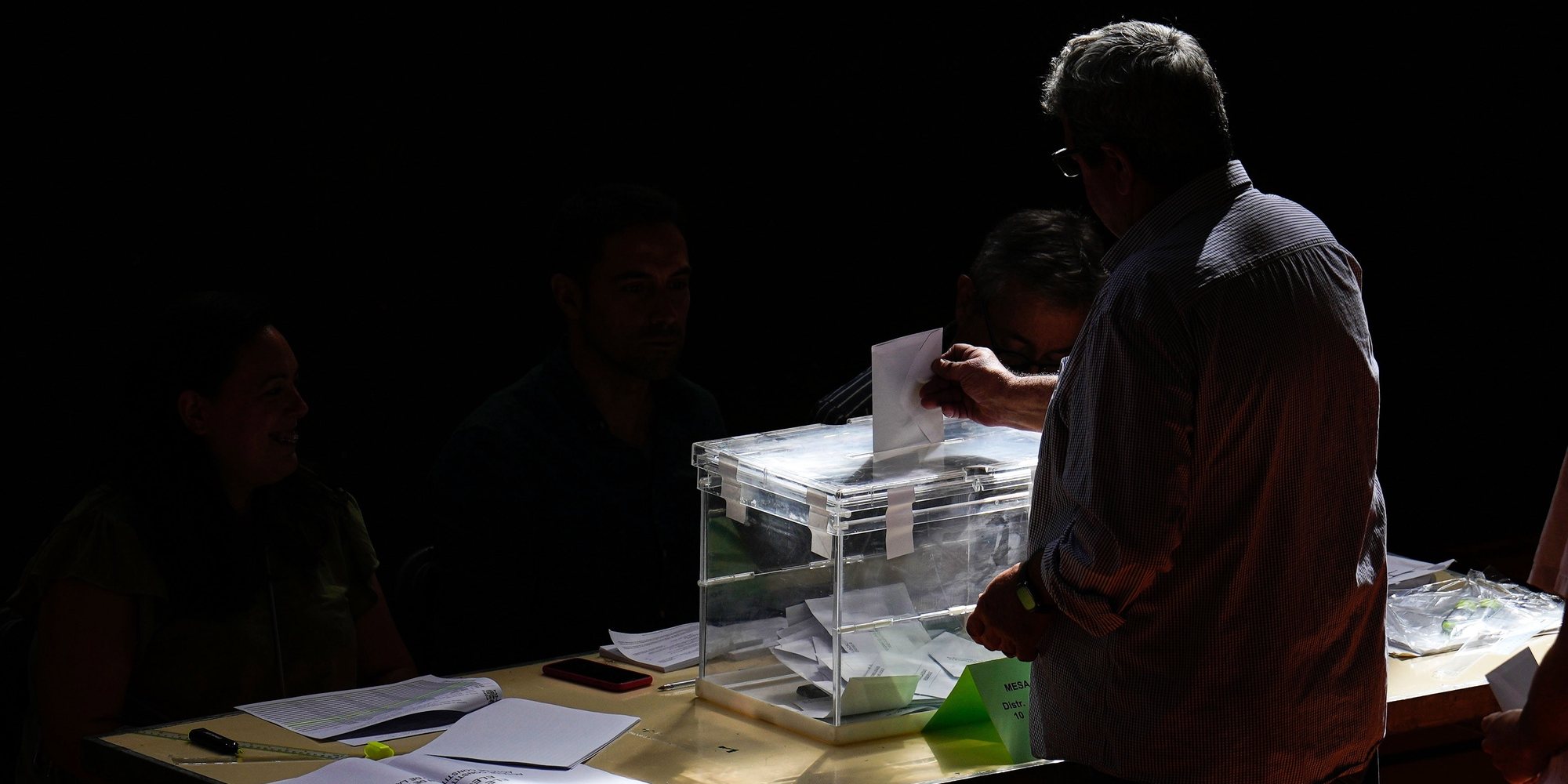 epa10659479 A man casts his vote during the local and regional elections at a polling station in Barcelona, Spain, 28 May 2023. Around 35.5 millions citizens are called to vote in the local and regional elections throughout Spain.  EPA/Alejandro Garcia