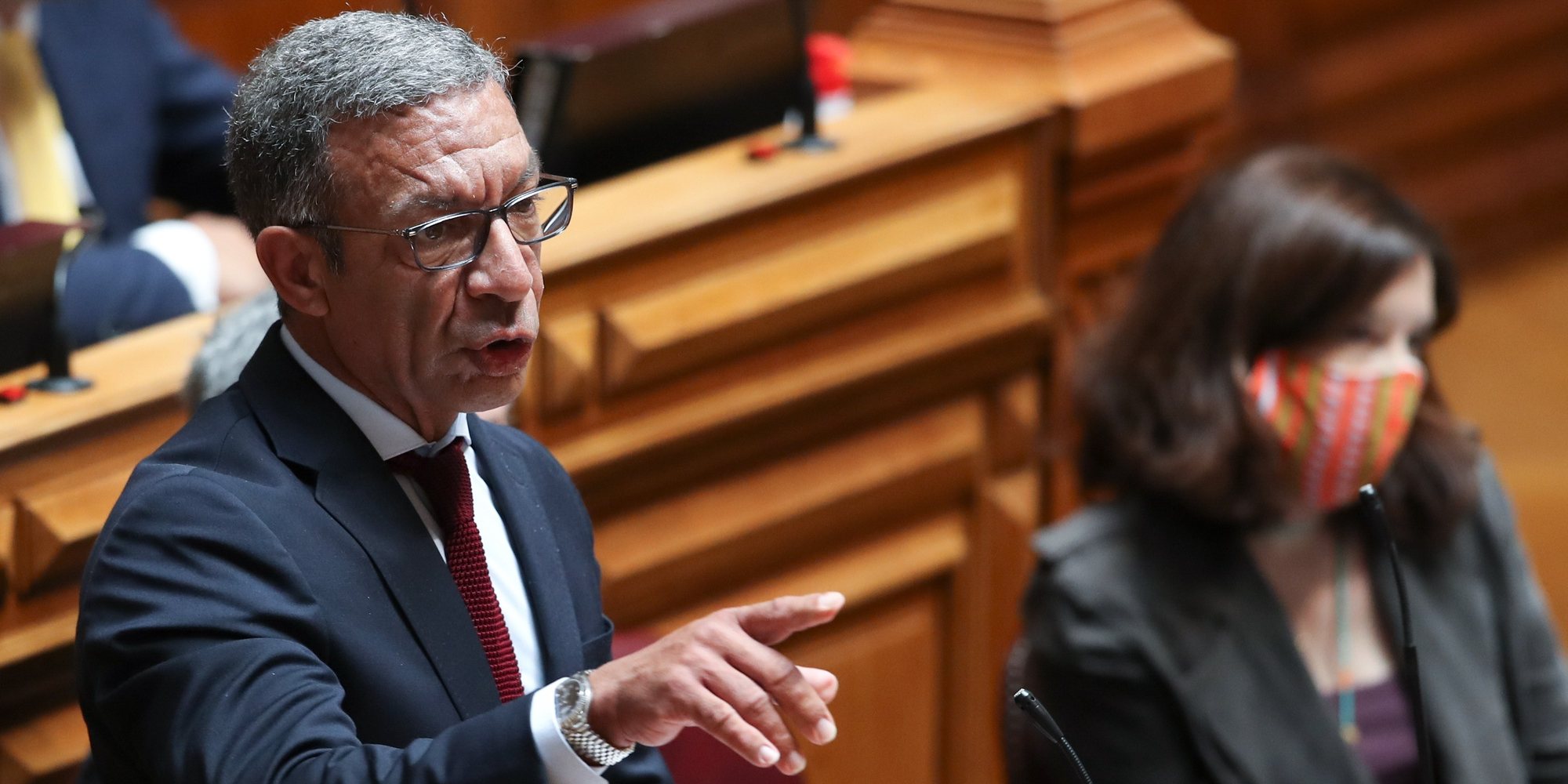 O deputado do Partido Social Democrata (PSD), Duarte Pacheco, intervém durante o debate e votação da proposta do orçamento suplementar para 2020, na Assembleia da República, em Lisboa, 17 de junho de 2020. MANUEL DE ALMEIDA/LUSA