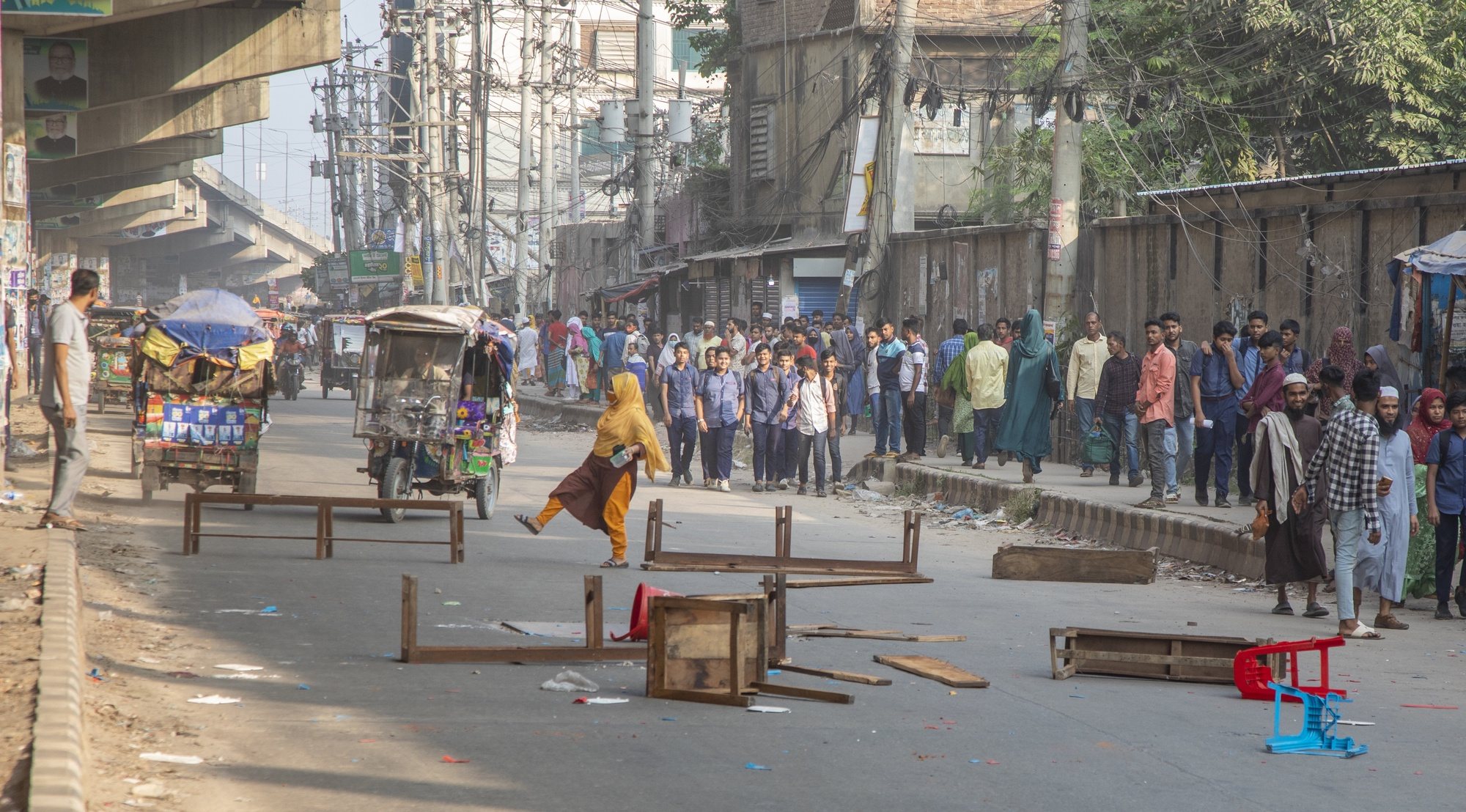 epa10966494 Garment workers try to block the road during clashes with security officials in Gazipur city, on the outskirts of Dhaka, Bangladesh, 09 November 2023. The workers, who had been demonstrating for approximately two weeks, demanded an increase in the minimum wage to 23,000 Bangladeshi Taka (around 207 US dollar). However, on 07 November, the government announced a new minimum wage of 12,500 Bangladeshi Taka (around 112 US dollar), a figure that workers&#039; unions rejected.  EPA/MONIRUL ALAM