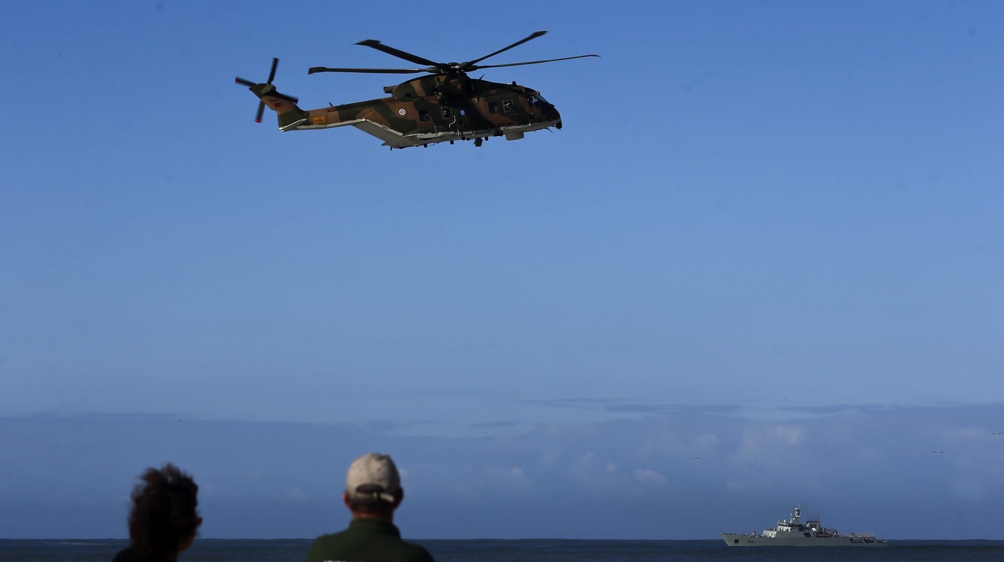 Os resgates foram efetuados pelo helicóptero EH-101 da Força Aérea Portuguesa (FAP)