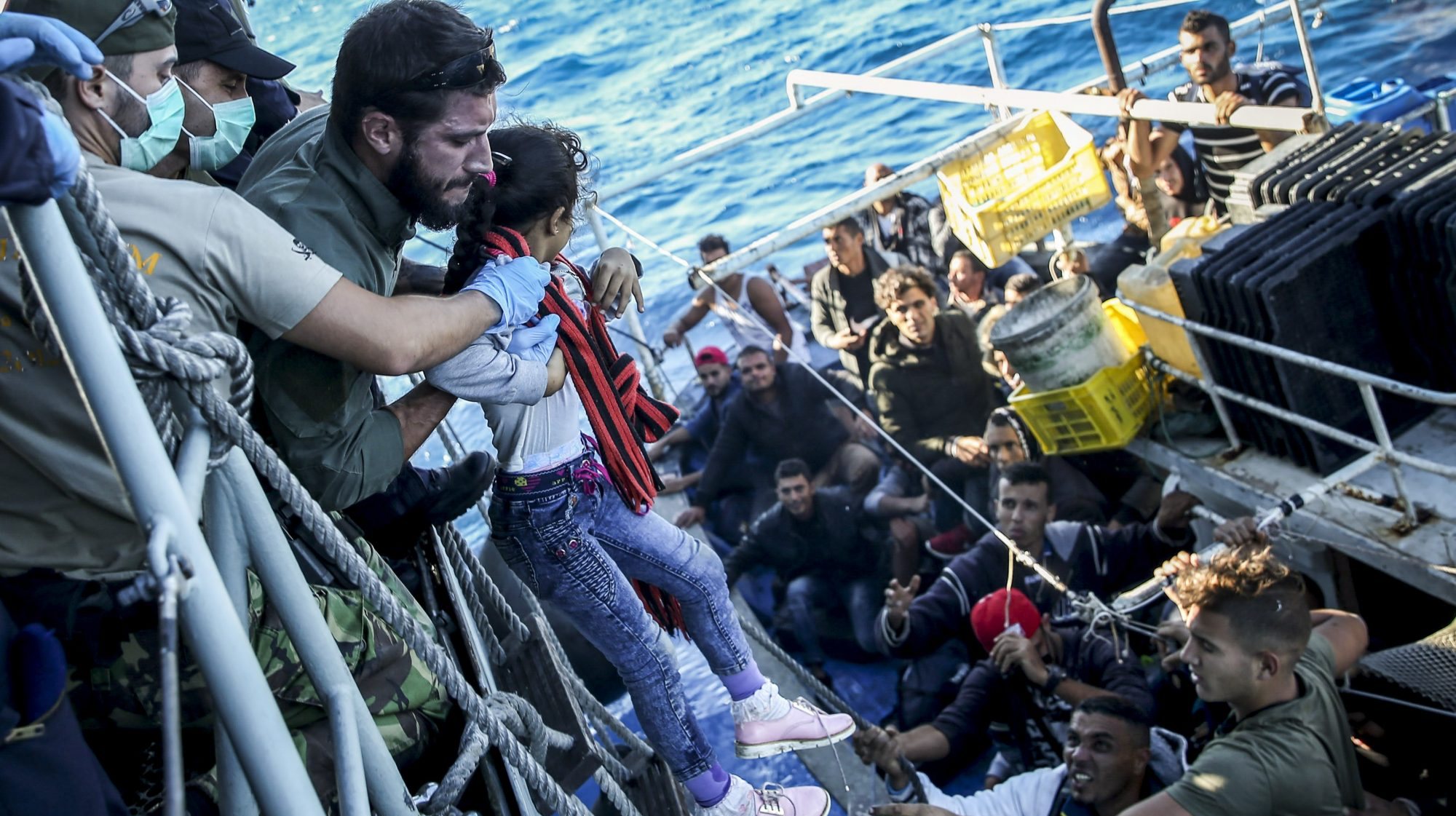 O navio da Marinha portuguesa “Viana do Castelo” resgata migrantes no Mediterrâneo