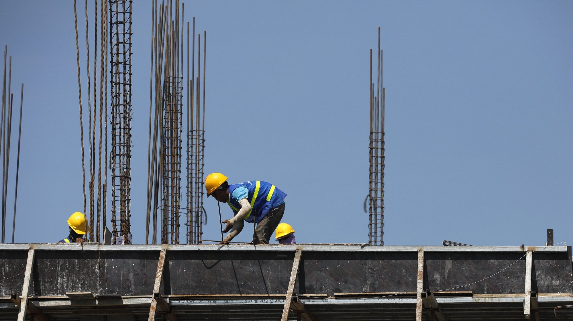 epa08534648 Laborers work at a construction site in Hanoi, Vietnam, 08 July 2020. Vietnam&#039;s GDP growth grew by 1.8 percent in the first half of 2020 due to the pandemic of the COVID-19 disease caused by the SARS-CoV-2 coronavirus, according to General Statistics Office (GSO).  EPA/LUONG THAI LINH
