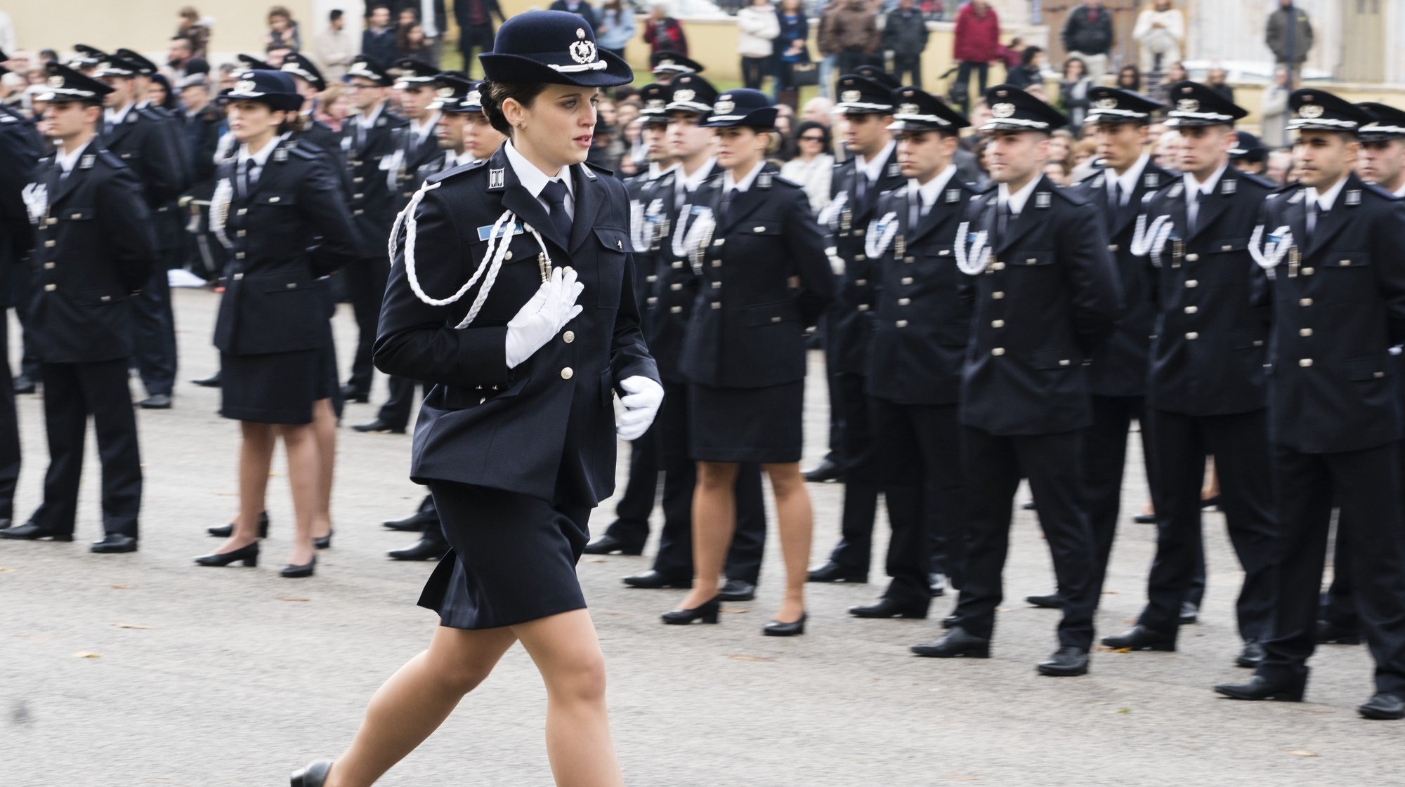 Uma mulher polícia participa na cerimónia de encerramento do 14.º Curso de Formação de Agentes da Polícia de Segurança Pública (PSP) na Escola Prática de Polícia, em Torres Novas, 23 de novembro de 2018. PAULO CUNHA/LUSA