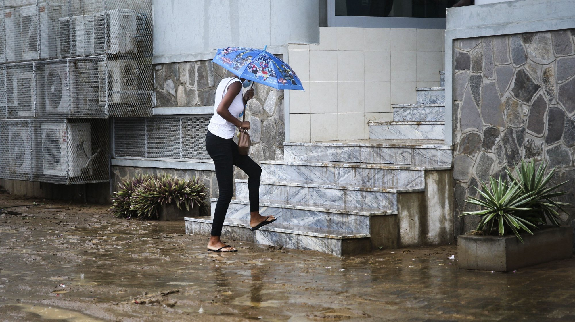 A chuva voltou a cair na cidade da Praia, no primeiro dia de campanha para as eleições autárquicas em Cabo Verde, com os praienses a pedirem civismo e respeito pelas normas para evitar a propagação da covid-19, Praia, Cabo Verde, 08 de outubro de 2020. Quase um mês depois, a cidade da Praia voltou a registar chuva, que começou com alguma intensidade por volta das 11:00 locais (13:00 em Lisboa), depois de o dia amanhecer quente e com o sol abrasador na capital de Cabo Verde. FERNANDO DE PINA/LUSA