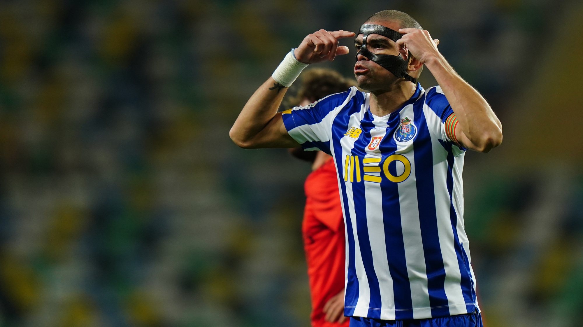 Pepe, que foi operado a uma fratura na cara há menos de uma semana, regressou com uma máscara especial e foi um dos melhores do FC Porto