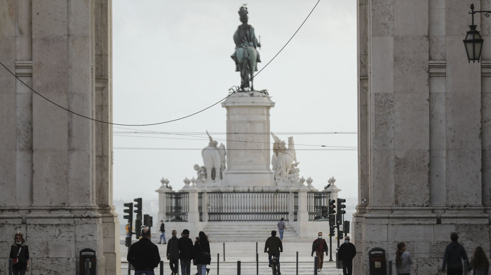 Pessoas passeiam junto ao Arco da Rua Augusta em Lisboa, durante período com medidas de restrição impostas pelo novo confinamento, na sequência da pandemia de Covid-19, 30 de janeiro de 2021. MIGUEL A. LOPES/LUSA