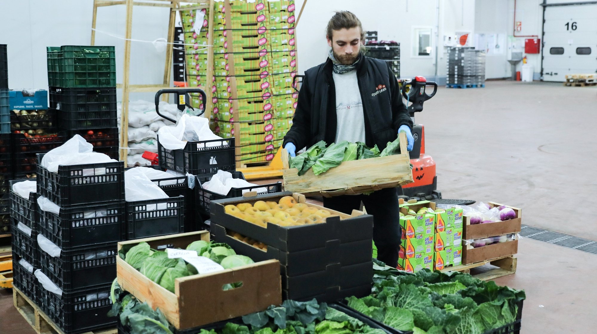 Um funcionário transporta fruta e legumes no Mercado Abastecedor da Região de Lisboa (MARL), em Loures, 08 de abril de 2020. MIGUEL A. LOPES/LUSA