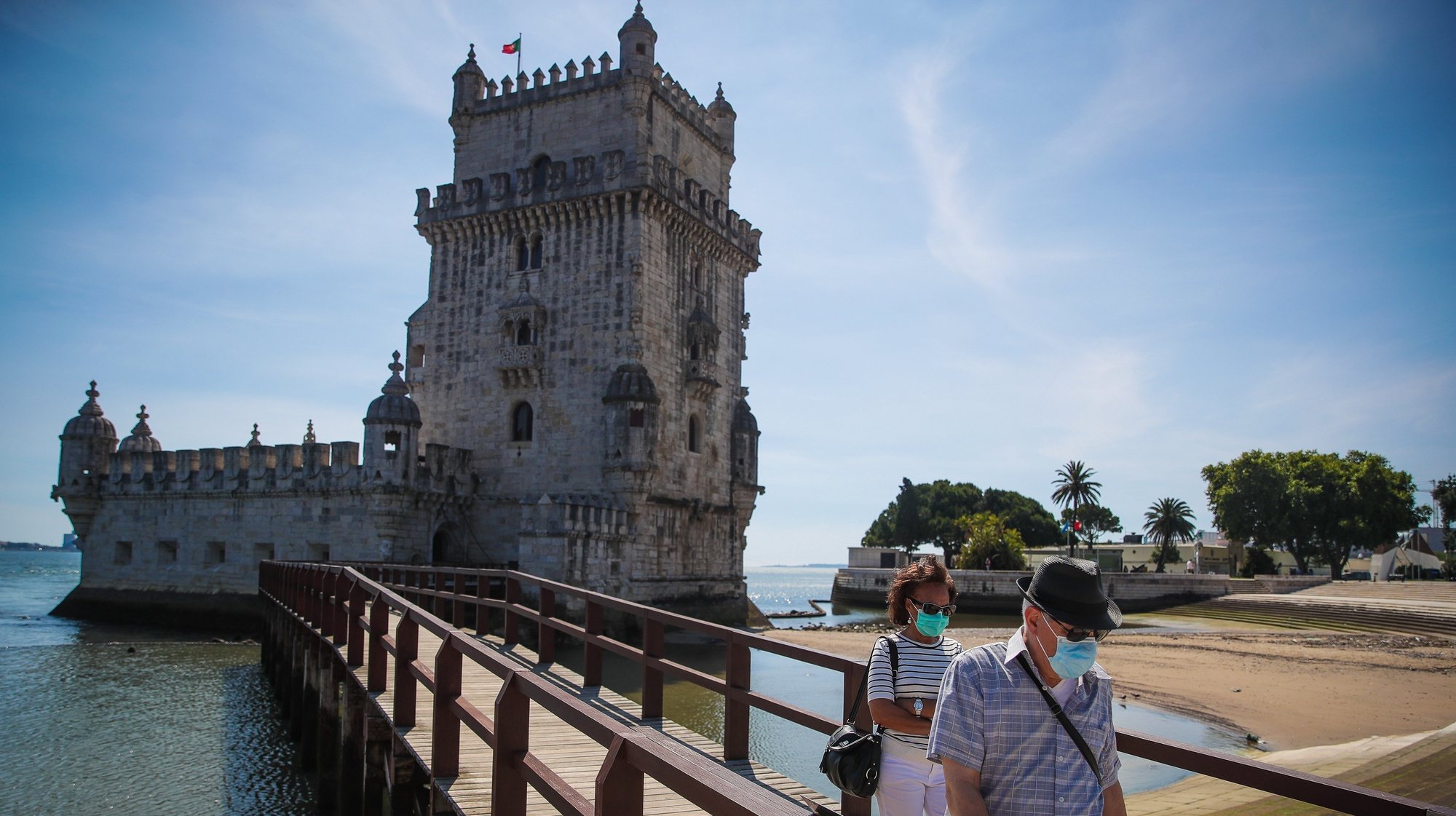Pessoas visitam a Torre de Belém por ocasião da reabertura ao público no Dia Internacional dos Museus, em Lisboa,18 de maio de 2020. Os espaços museológicos, palácios, monumentos nacionais e galerias de arte estavam encerrados desde 14 de março devido á pandemia da covid-19. MÁRIO CRUZ/LUSA
