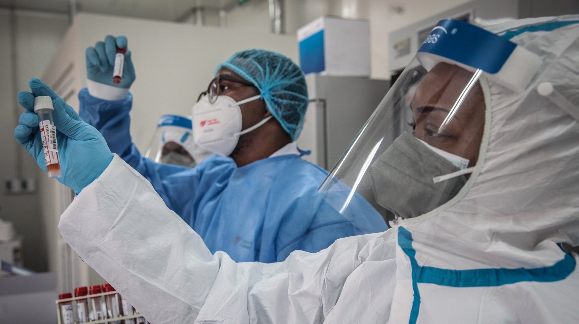 O cientista angolano Dr. Valdemar Tchipenhe (E) coordena o Centro de Diagnóstico Laboratorial de Viana que trabalha no diagnóstico das infeções por covid-19 em Angola, Luanda, 25 de setembro de 2020. (ACOMPANHA TEXTO DE 12/10/2020) AMPE ROGÉRIO/LUSA