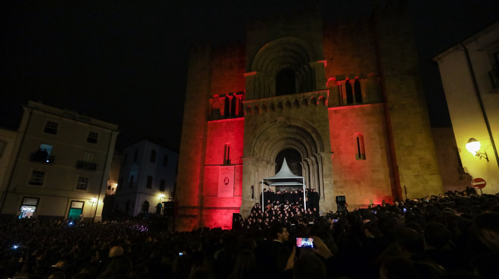Tradicional Serenata Monumental que assinala o início da Queima das Fitas de Coimbra, no Largo da Sé Velha, em Coimbra, 05 de maio de 2017. PAULO NOVAIS/LUSA
