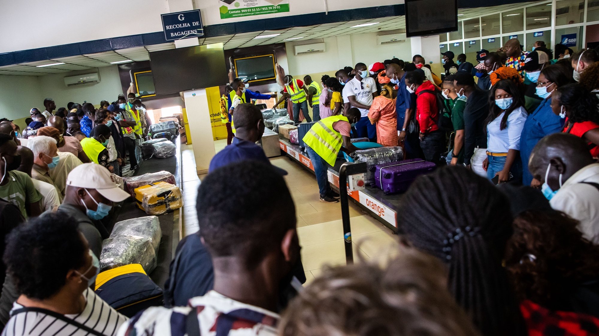 Passageiros aguardam as suas malas no tapete rolante à chegada ao Aeroporto Internacional Osvaldo Vieira, em Bissau, na Guiné-Bissau, 16 de maio de 2021. JOSÉ SENA GOULÃO/LUSA