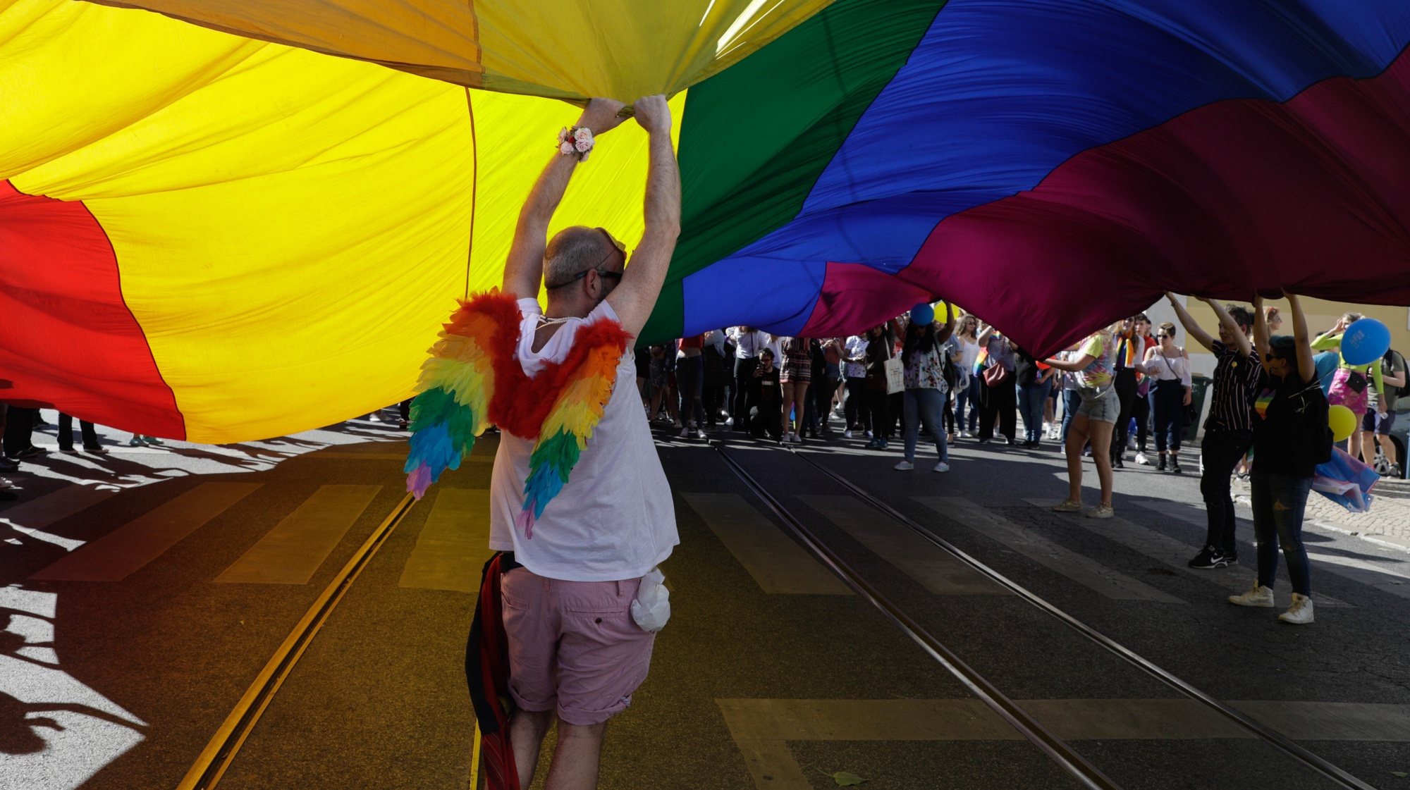 Participantes acenam uma bandeira durante a 19.º Marcha do Orgulho Lésbico, Gay, Bissexual e Trans e Intersexo de Lisboa (LGBTI), que tenta sensibilizar a população para a autodeterminação da identidade de género e os direitos das pessoas LGBTI entre o Príncipe Real e a Ribeira das Naus, em Lisboa, 16 de junho de 2018. ANTÓNIO COTRIM/LUSA